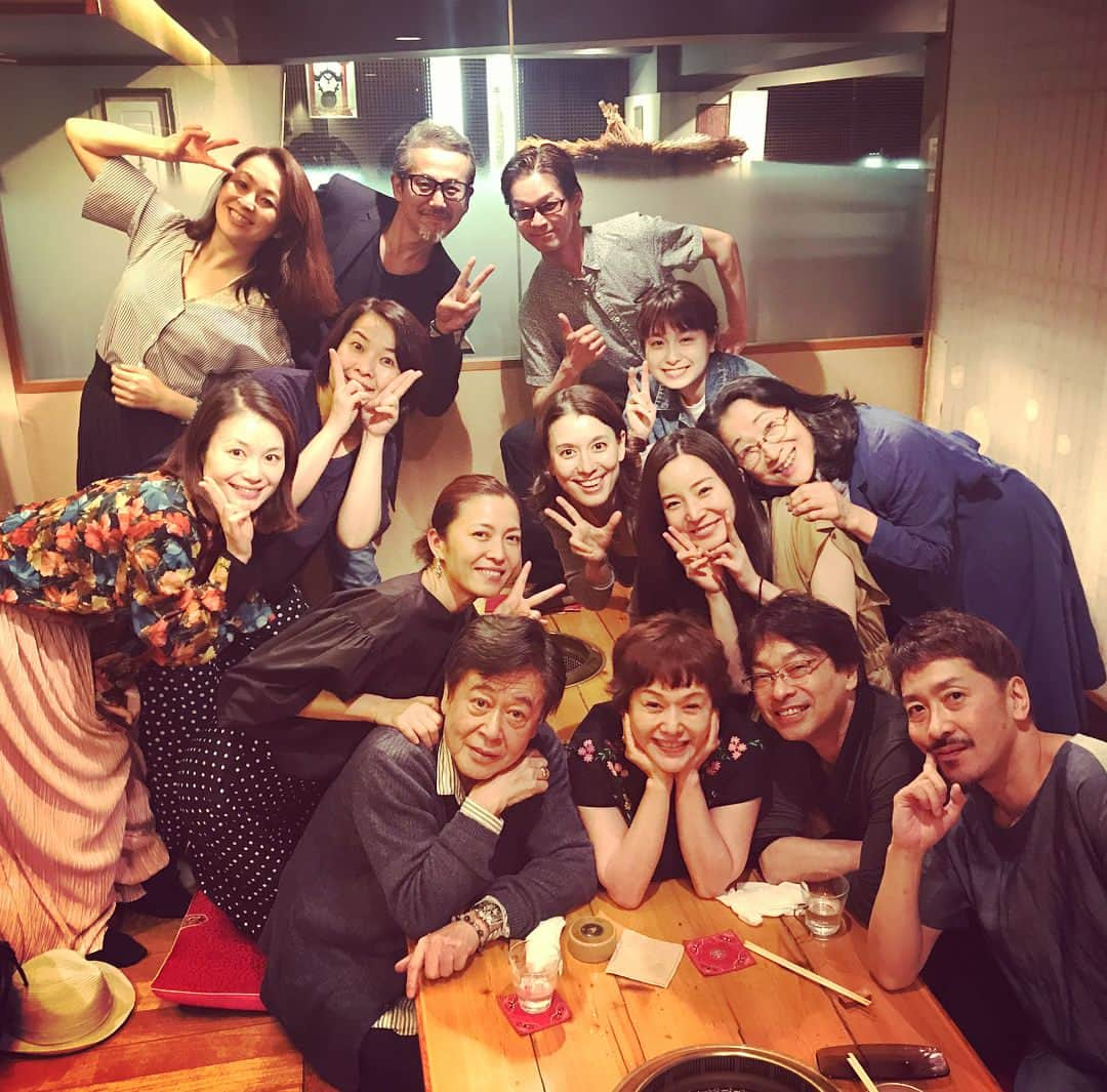 安蘭けいさんのインスタグラム写真 - (安蘭けいInstagram)「#リトルナイトミュージック  東京公演、無事に千秋楽を迎えることができました🎊 少し長めの公演日程でしたが、毎日楽しくてあっという間に過ぎました。素晴らしい楽曲と素晴らしい仲間に出逢い、そして大好きな役にも巡り会えました。私の宝物がまた一つ増えました🎶 劇場に足を運んでくださった方、本当にありがとうございました。 大阪、静岡、富山とツアーがあります。見逃された方は是非いらして下さい！ #千秋楽 #やっぱり打ち上がりたいよね #大好きな場所で #大好きな仲間 と #美味しい料理  と #美味しいワイン で #二日酔い 笑っ #ウエンツ くんは #仕事で参加できず #残念無念」5月1日 15時19分 - toko_aran