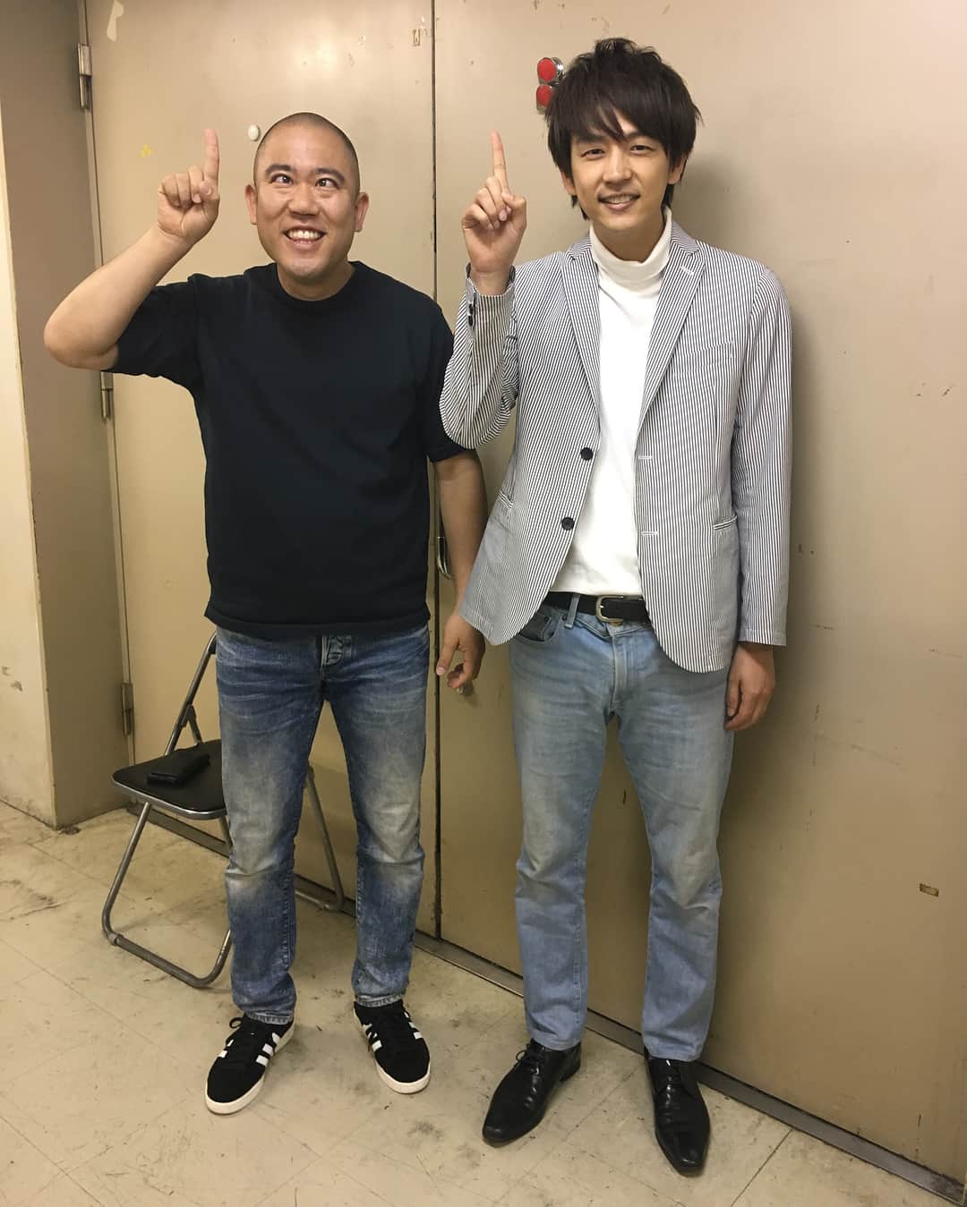 のインスタグラム：「人の衣装を着させてもらおう コロコロチキチキペッパーズ・ナダル編  #コマンダンテ石井 #コロコロチキチキペッパーズナダル #いっちゃってる #IT系の会社やってる感じになった #次は誰の衣装を着させてもらおうか」