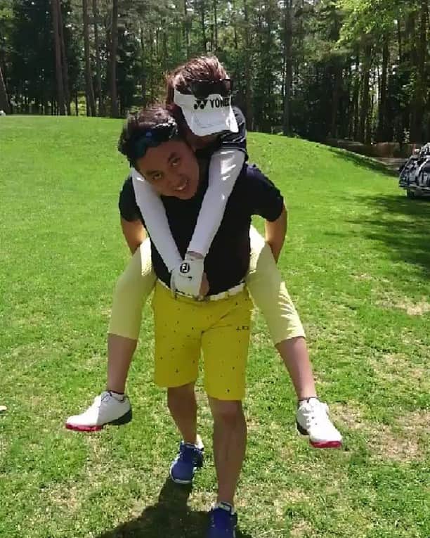 内山久美のインスタグラム：「鳴沢の歩きは私にはもう無理🙅‍♀️ 旦那の四角い背中を有効利用🤗  #鳴沢ゴルフ倶楽部」