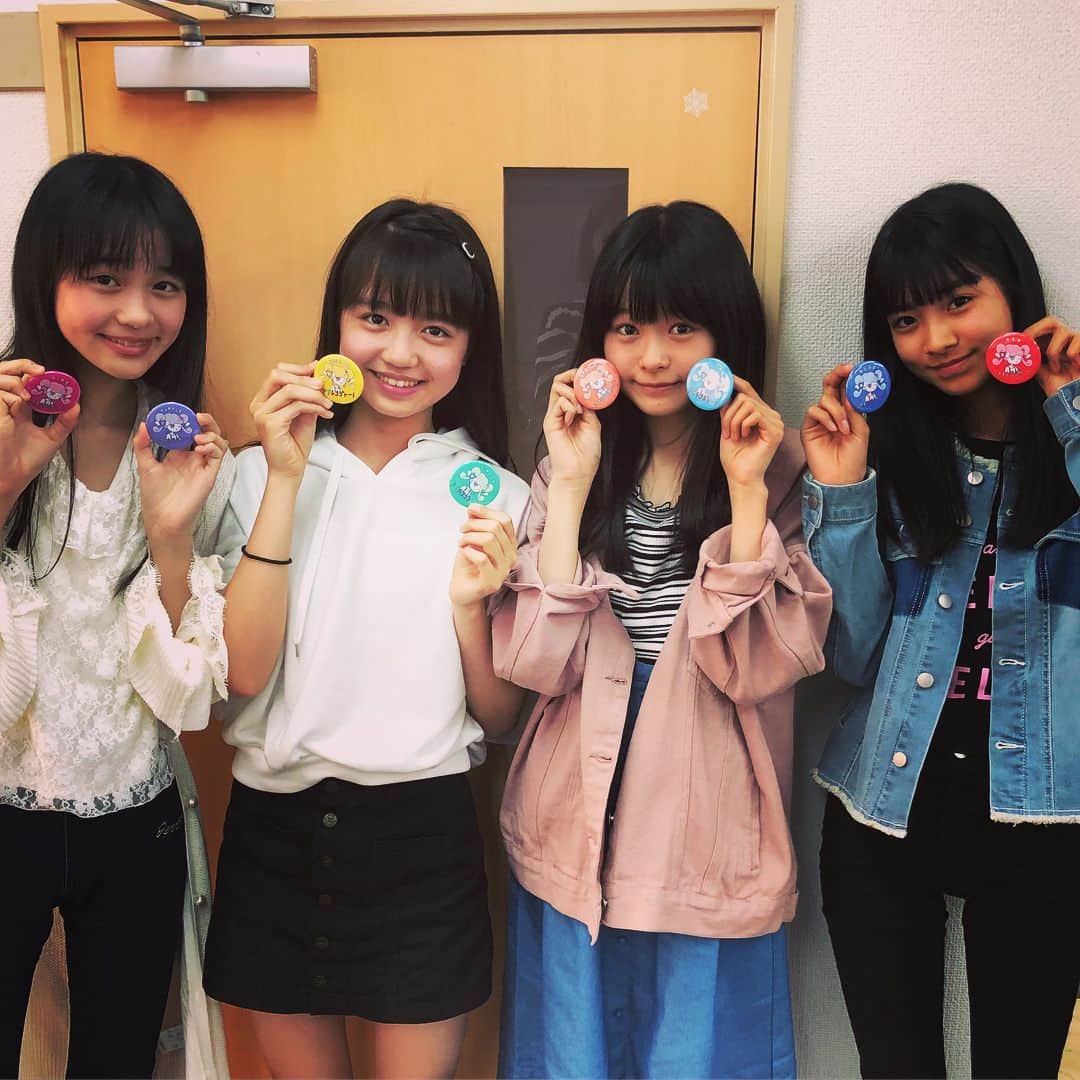 ニコ☆プチのインスタグラム：「プチ☆コレ∞で大人気だった「プチレンジャー」バッジ、公式通販サイトでも購入できます! 「新潮オンラインショップ」内のニコラ・ニコ☆プチコーナーから購入できるよ！ トートバッグもまもなく通販スタート予定です！ #プチコレ8 #ニコプチ #プチレンジャー #オシャレンジャー」