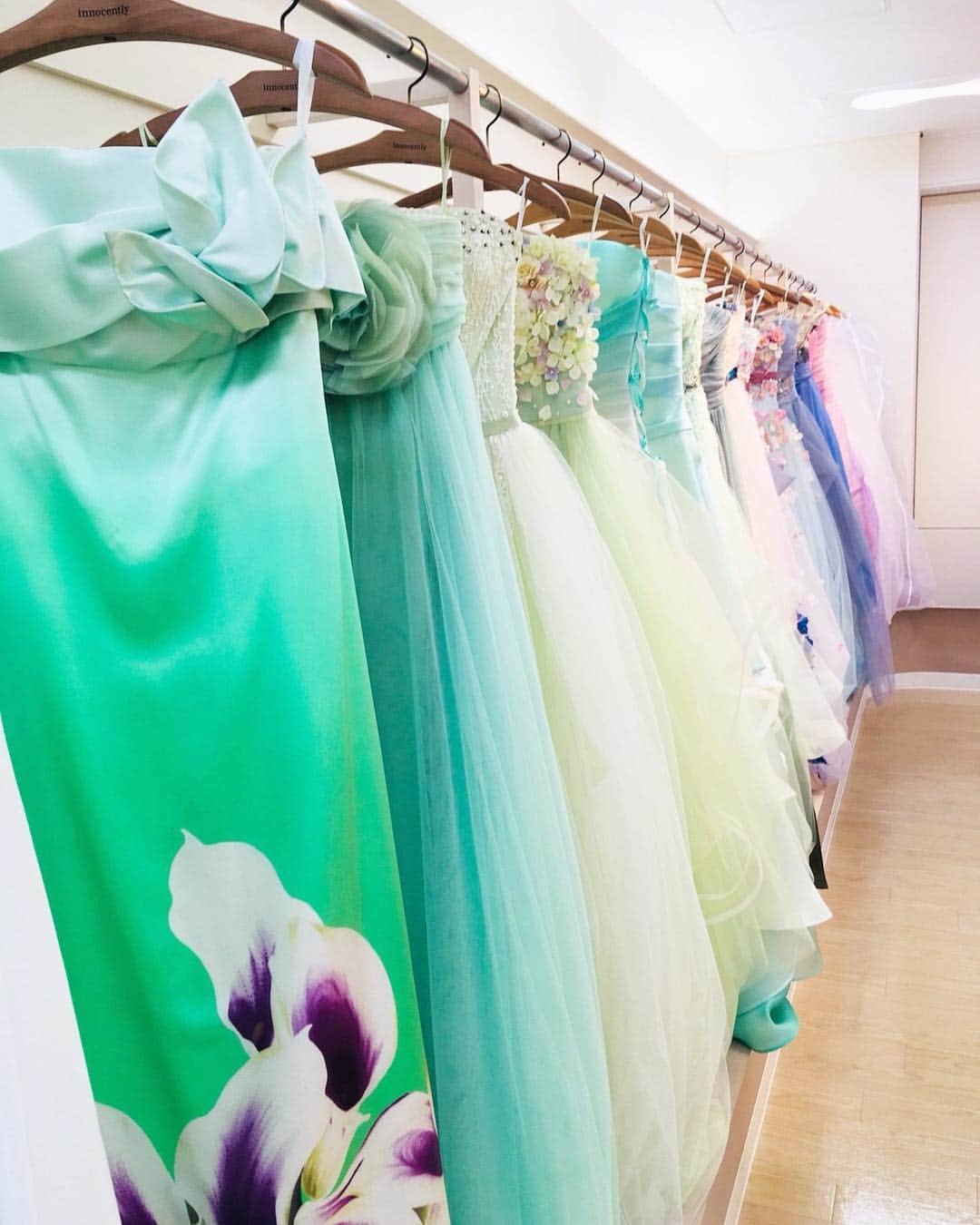 DEFanniversaryのインスタグラム：「👼『#DEF花嫁』のハッシュタグをつけて あなたの素敵な結婚式写真をUPして下さい💛 · 「DEFウェディング」のサイトに 卒業花嫁の記事として掲載されちゃうかも✎*。 · ∞∞∞∞∞∞∞∞∞∞∞∞∞∞∞∞∞∞∞∞ · 結婚式したい！サプライズしたい！ けど内容は未定···でもOK👌☆*: お気軽にLINEください📱💭💕 公式LINE☞@dzd0348z · ∞∞∞∞∞∞∞∞∞∞∞∞∞∞∞∞∞∞∞∞ · みなさまからのいいね！や コメントをお待ちしています✨ DEFウェディング一同より · ∞∞∞∞∞∞∞∞∞∞∞∞∞∞∞∞∞∞∞∞ #DEFウェディング #defanniversary #DEFウエディング #デフアニバーサリー #結婚式 #ウェディング #ウエディング #wedding #ウェディングアイテム #卒花 #プレ花嫁 #花嫁 #日本中のプレ花嫁さんと繋がりたい #全国のプレ花嫁さんと繋がりたい #結婚式準備中 #結婚式準備 #結婚式diy #ウェディングdiy #ウェディングプランナー #ウェディングプロデュース #ウェディングドレス　#結婚式演出 #結婚式場 #結婚式場探し #結婚式場選び #結婚式場見学」