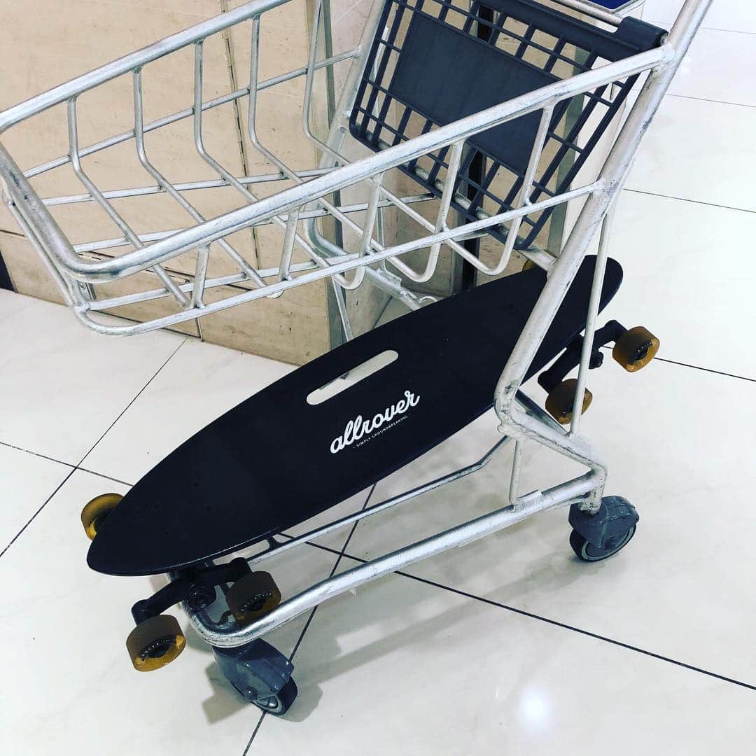 allroverjpのインスタグラム：「スーパーにも行けます！笑。  #スケートボード #スケボー #8輪スケートボード #stairrover #ステアローバー #allroverjp #allrover」