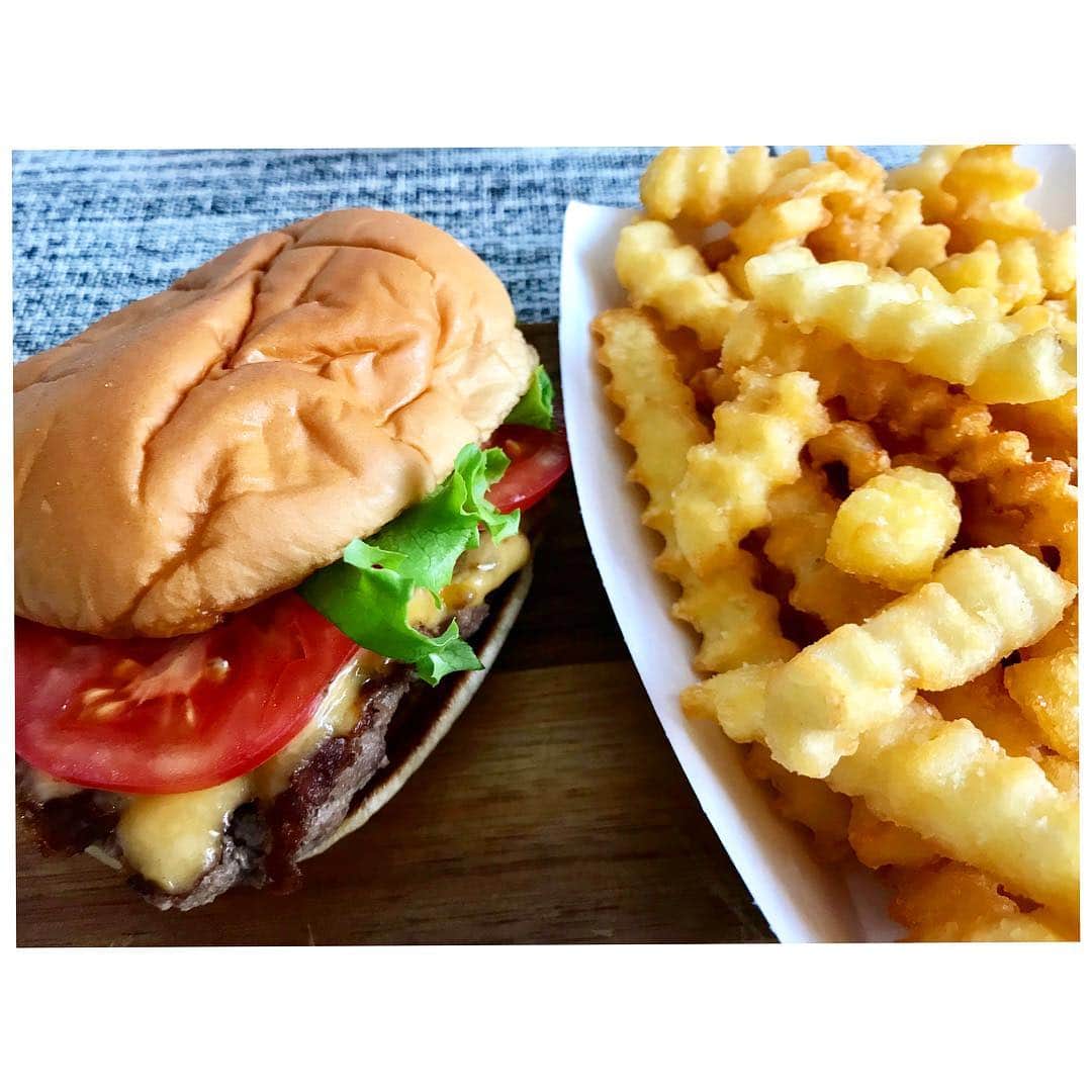 永島優美さんのインスタグラム写真 - (永島優美Instagram)「* たまに食べると たまりません🍔🍟❤️ * #humburger  #friedpotatoes  #lunch」5月1日 18時41分 - yuumi_nagashima