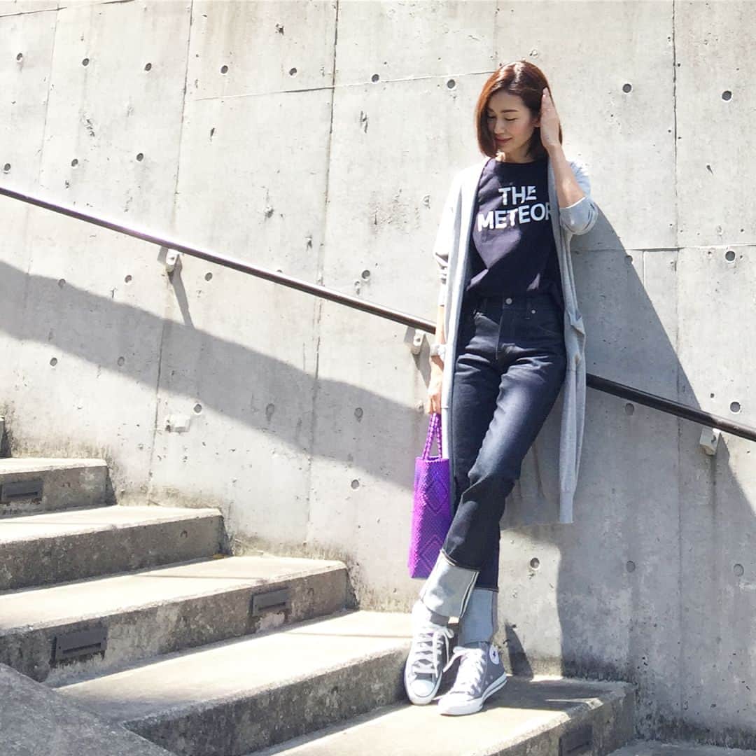のインスタグラム：「* 今日の服 * 暑かった…😅 * 紫外線が強そうなので カーディガン着ましたよ😎 * 詳しいコーデネートの詳細は ブログに書きました * #ブログ更新しました  #プロフィールにブログのリンク貼ってます * #ootd  #ロングカーディガン #anotheredition #アナザーエディション  #ロゴT #micaanddeal #マイカアンドディール @mica.deal  #メンズデニム #uniqlo #ユニクロ  #メルカドバッグ #ojodemex  #靴 #converse #コンバース」