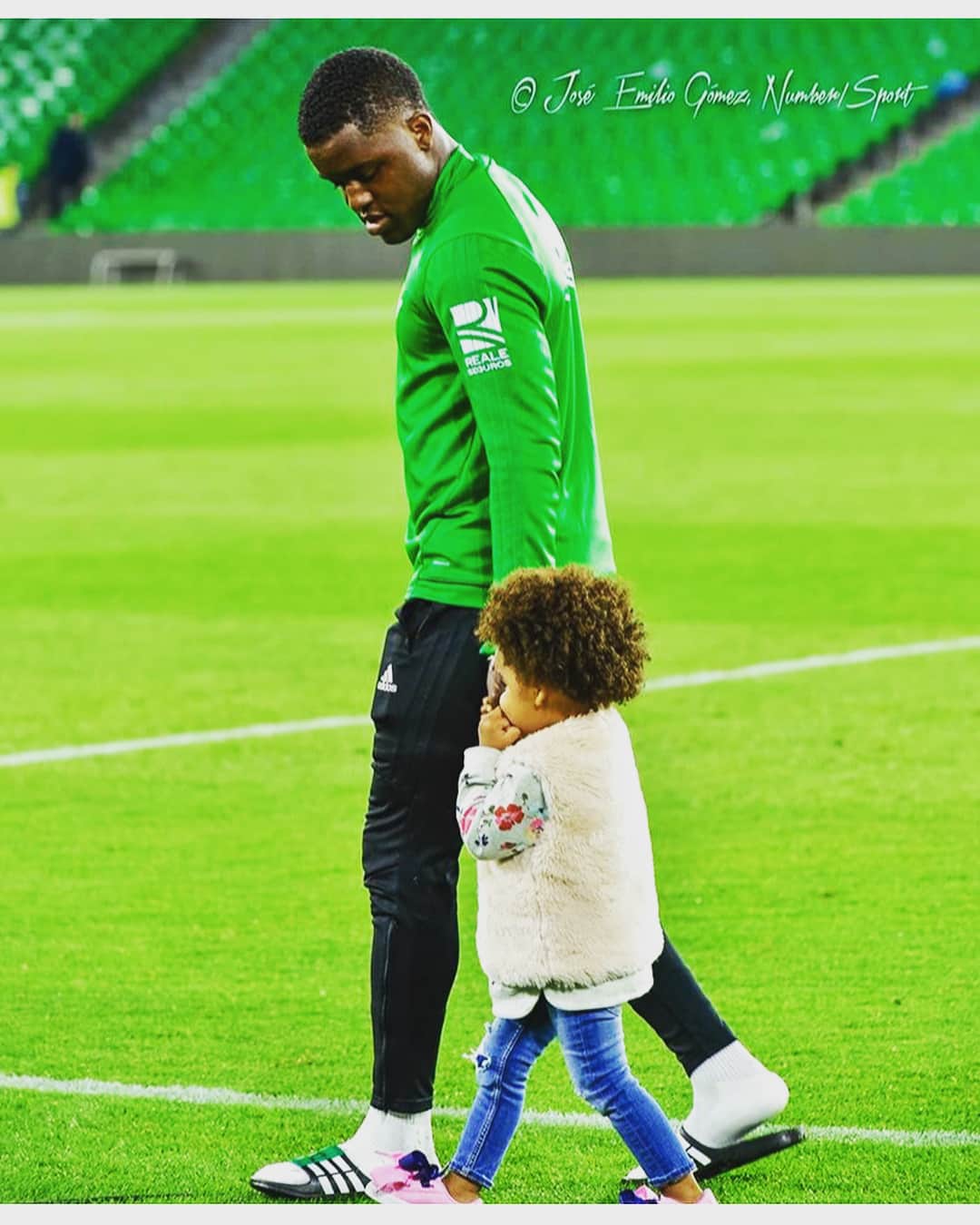 ジョエル・キャンベルのインスタグラム：「Mi princesita 😍contigo celebraré todos mis logros 🙏🏿🙏🏿🙏🏿 porq tú eres mi razón de lucha y siempre estás esperándome después de cada partido con esa sonrisa que ilumina mis ojos ❤️😍 @fer_m08 ❤️....Mi segundo año en el @realbetisbalompie y mi segunda clasificación a Europa 💚🙌🏿👌🏿 #EUROBETIS #MANQUEPIERDA」
