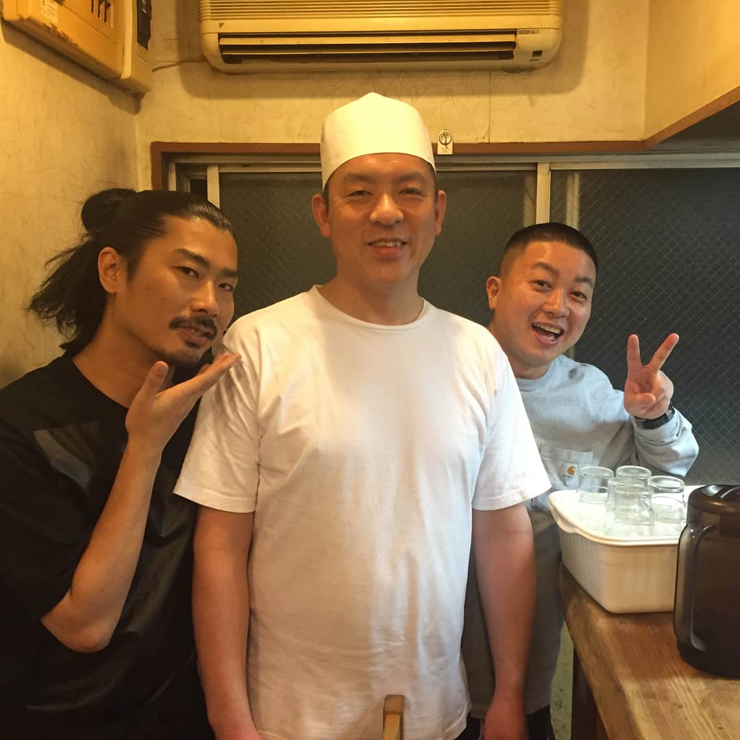 松尾駿さんのインスタグラム写真 - (松尾駿Instagram)「コツ一丁の大将と。 #ramen  #hatagaya #ichibansukinaramen #ninnikuiremasuka」5月2日 0時07分 - matsuoshun