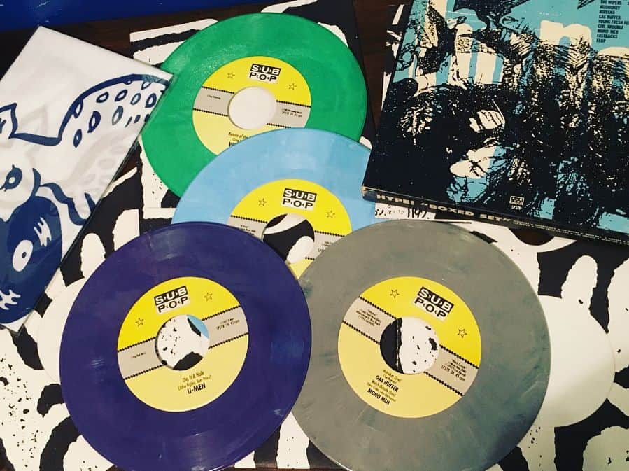 ツジトモタカのインスタグラム：「THROAT RECORDSからレコードが送られてきて何かと思ったら、友人が誕生日プレゼントに、とLOSTAGE兄貴が辻に合うやつと選んで送ってくれと頼んでて、届いた音源。 トリッキーな誕生日プレゼント、めちゃめちゃ嬉しい、友人も兄貴もありがとうございます。31歳、既に色々起こってるしまだまだ起こりそう。 とにかく良い酒呑みになりたいです。 #subpop #スジ」