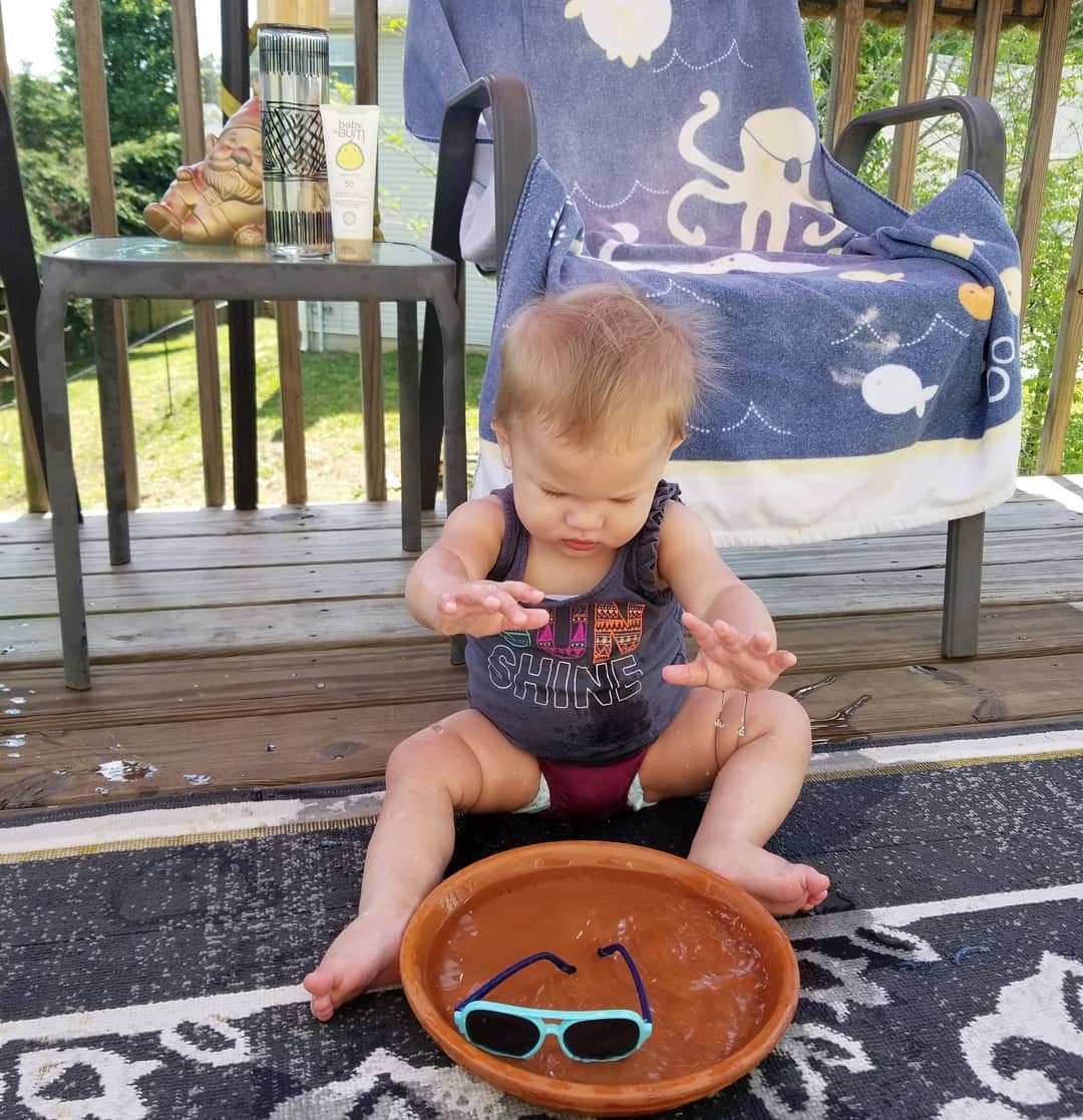 Chelsie Arynのインスタグラム：「Keeping Bailey under the porch umbrella and out of water is an impossible task!! Thank you @babybum for making such an amazing sunscreen 💕 #notanad #trustthebum #babybum #waterbaby #sunshinegirl #9monthsold #baileytreasure」