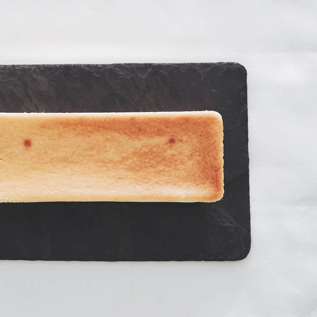 市川渚さんのインスタグラム写真 - (市川渚Instagram)「This is the best cheese cake ever🥧😍 . 白金TIRPSEのシェフ、タムさん @tam30929 が作りはじめたという最強のチーズケーキを頂く時が遂に！包みを開けた瞬間から芳醇な香りがふんわりと漂う。そして口あたりはまるでクリームのよう。これはむしろチーズケーキじゃない…チーズケーキを超えた何かである…‬ 🤩 . ‪詳しくはタムさんのアカウントへどぞ👇‬ @tam30929」5月2日 14時44分 - nagiko