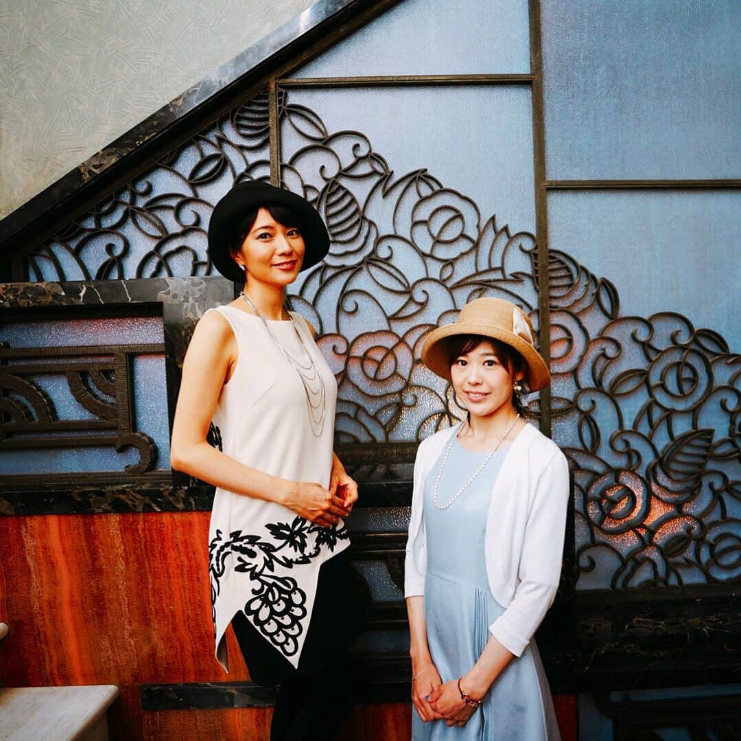 小日向えりのインスタグラム：「村井美樹ちゃんと庭園美術館に来ました✨ みきちゃんが大好きな美術館らしく、アール・デコ建築のこのを色々教えてもらったよ❤️ #えりみき #庭園美術館 #建築 #目黒 #モガ #みきちゃんのワンピースもアール・デコ」