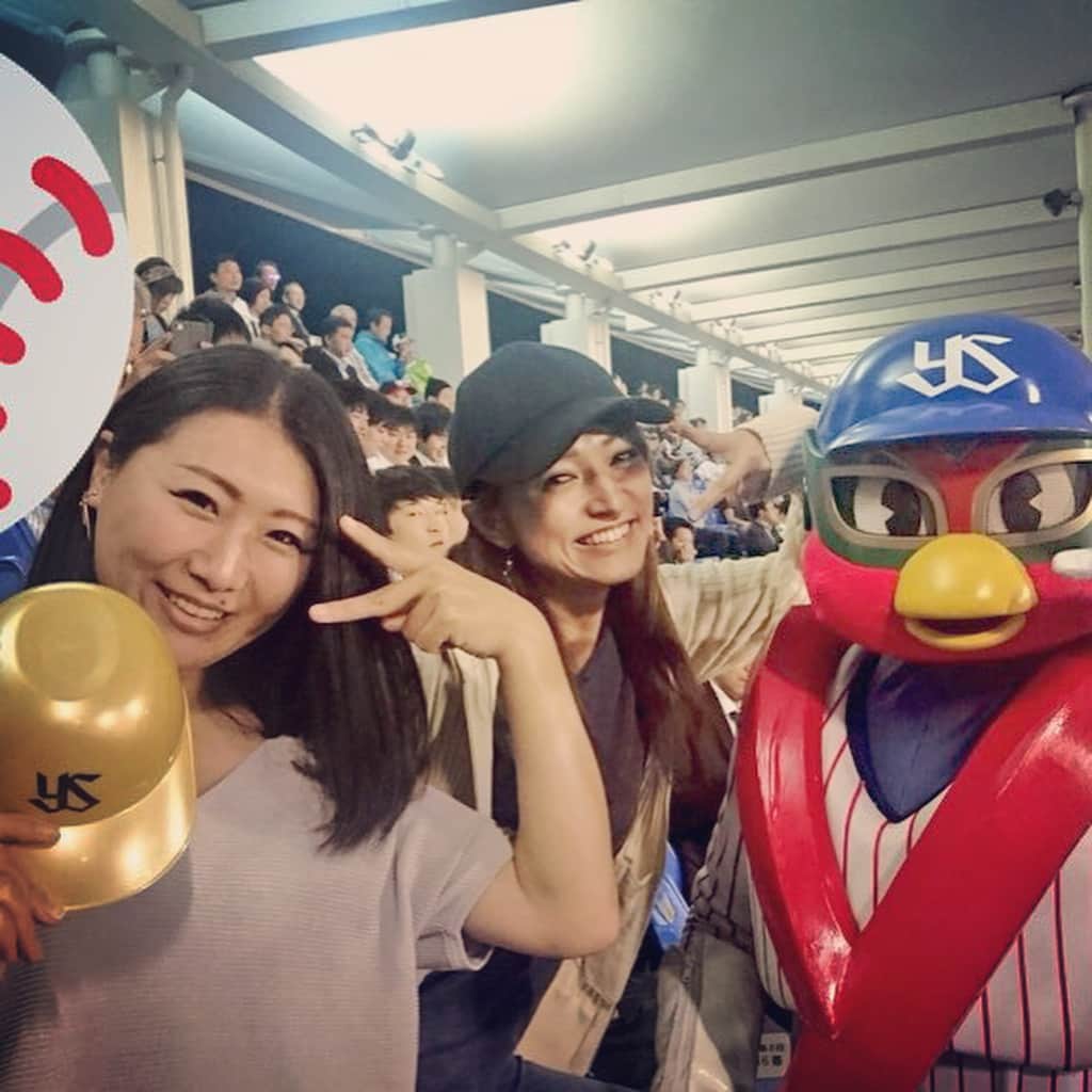 杜野まこさんのインスタグラム写真 - (杜野まこInstagram)「#神宮外苑野球場  #東京ヤクルトスワローズ  #中日ドラゴンズ  久しぶりに神宮観戦⚾️ 気候も良くて気持ちよく観戦できた⭐️ #じんカラ 美味しかったなぁ〜‼️✨ オシャレなポテチ #神宮チップス なるものが発売されていたので、お土産に買ってきちゃった💕  試合は #サヨナラ のチャンス到来！！ どうなるか……最後までドキドキな試合だったけど 両チームのプレーも応援歌も楽しめた♪♪♪ ゆーかちゃん ありがとう❤️ #山本祐香 #トルクーヤ #喜ぶゆーかわいい」5月2日 9時02分 - makomorino