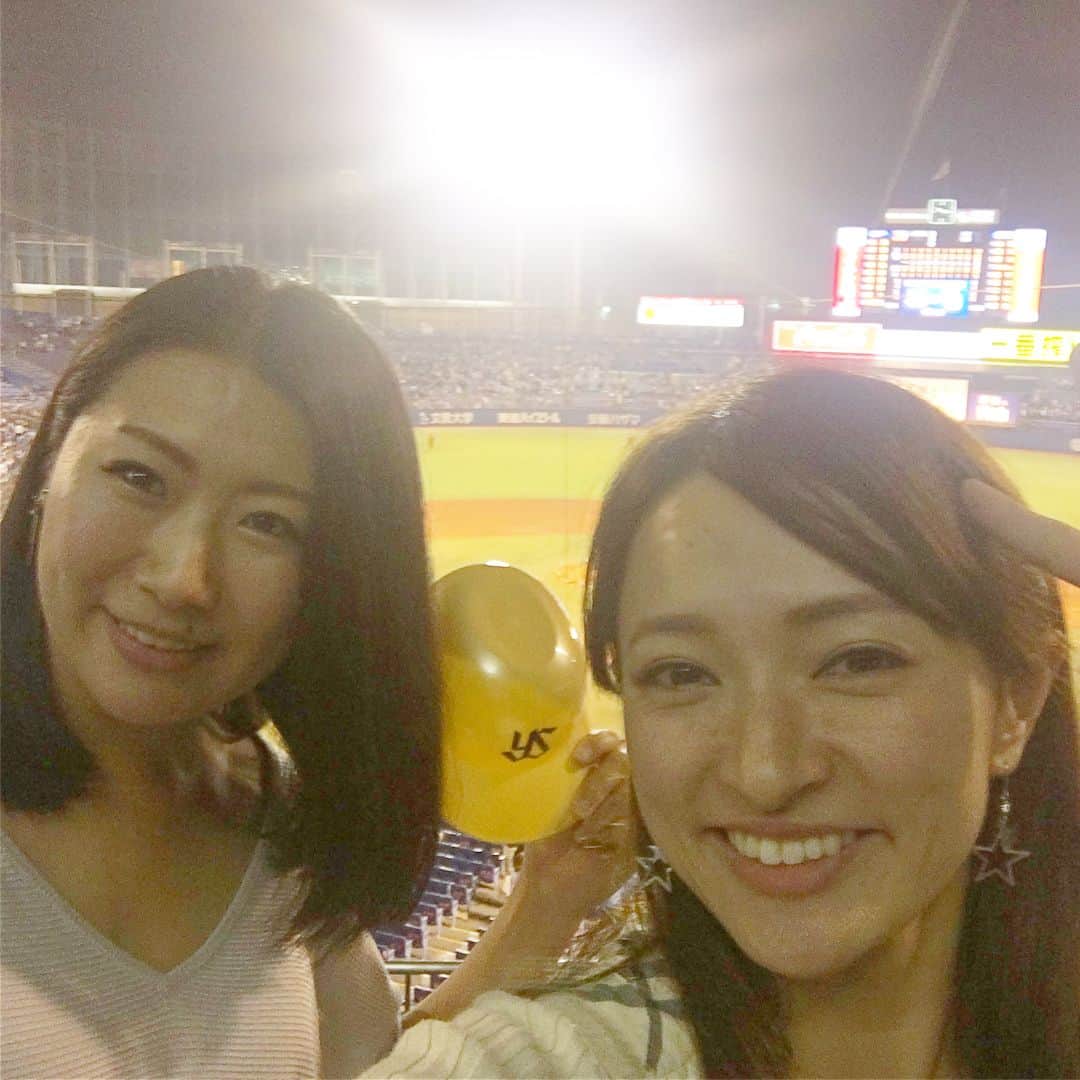 杜野まこさんのインスタグラム写真 - (杜野まこInstagram)「#神宮外苑野球場  #東京ヤクルトスワローズ  #中日ドラゴンズ  久しぶりに神宮観戦⚾️ 気候も良くて気持ちよく観戦できた⭐️ #じんカラ 美味しかったなぁ〜‼️✨ オシャレなポテチ #神宮チップス なるものが発売されていたので、お土産に買ってきちゃった💕  試合は #サヨナラ のチャンス到来！！ どうなるか……最後までドキドキな試合だったけど 両チームのプレーも応援歌も楽しめた♪♪♪ ゆーかちゃん ありがとう❤️ #山本祐香 #トルクーヤ #喜ぶゆーかわいい」5月2日 9時02分 - makomorino