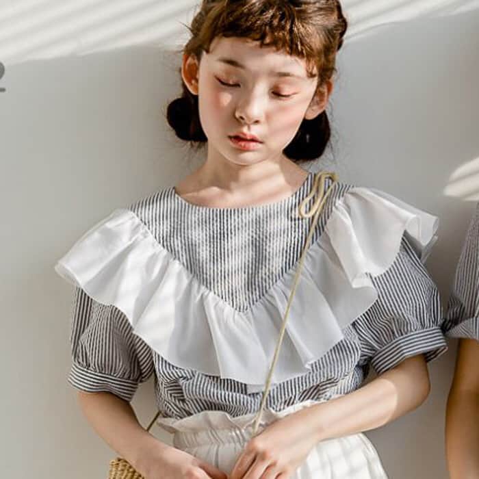 OmoteUraのインスタグラム：「. . V neck frill blouse🍎¥2600 . . . . #韓国#韓国子供服#子供服#韓国通販 #子供#こども#キッズ#女の子 #キッズ服#子ども服#親子#親子コーデ#fashion#kids#kidsfashion #dailylook#code#codenate #korea#korean#koreanfashion #koreangirl#koreankidsfashion #한국#한국아동복#아이린#어린이」
