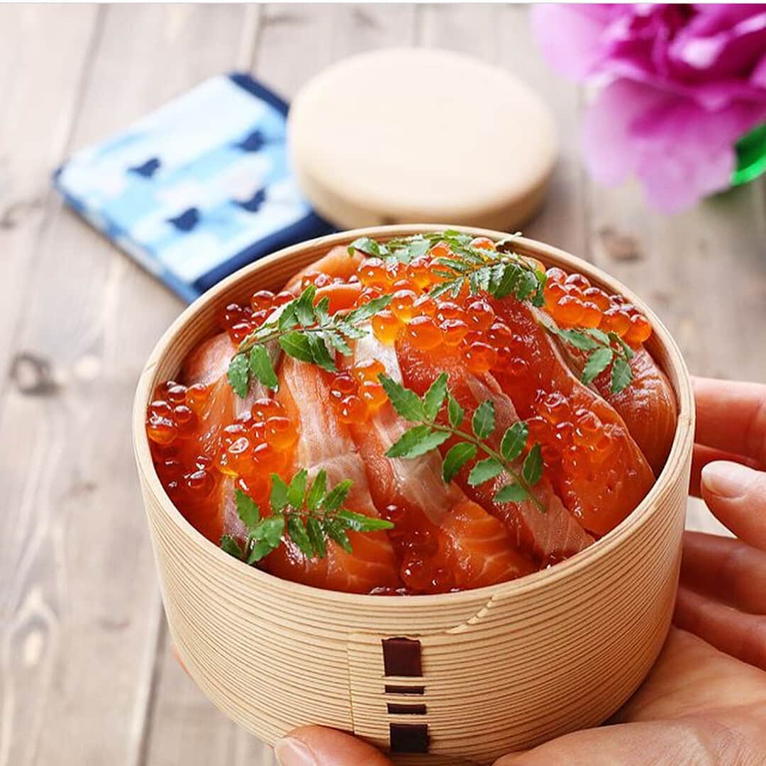 ポケットマルシェ(ポケマル) さんのインスタグラム写真 - (ポケットマルシェ(ポケマル) Instagram)「こんな親子丼が食べたーい😩 ・ 宝石箱みたいな綺麗な鱒とイクラの丼ぶり弁当はわ @rosso___ さんの作品です🌸 ・ ここで使われているのは北海道の平塚さんからのお魚定期便。 旬のお魚のセットが月に１回送られてきます🐟 な、な、なんと！ 毎回7、8品目も入ってるんだとか。 商品説明や食べ方を書いたレシピも入ってきます。 盛りだくさんですんね。 もちろん、一回限りのお試しもできますよ❣️ ・ 毎月のわくわくにいかがですかー？ ・ ただいま10%offクーポン配布中！ ！！ 5/6までお使いいただけます。 ご注文の際にクーポンコード「gwej02i」を入力すると割引が適用されます。 この機会にぜひお使いください💛 ・  #ポケマル #ポケットマルシェ #漁師 #漁師直送 #親子丼 #鱒 #マス #いくら丼 #いくら #サーモン #海の幸 #海鮮丼 #海鮮 #生産者の顔が浮かぶ食卓 #クーポン #クーポンコード」5月2日 11時45分 - pocket.marche