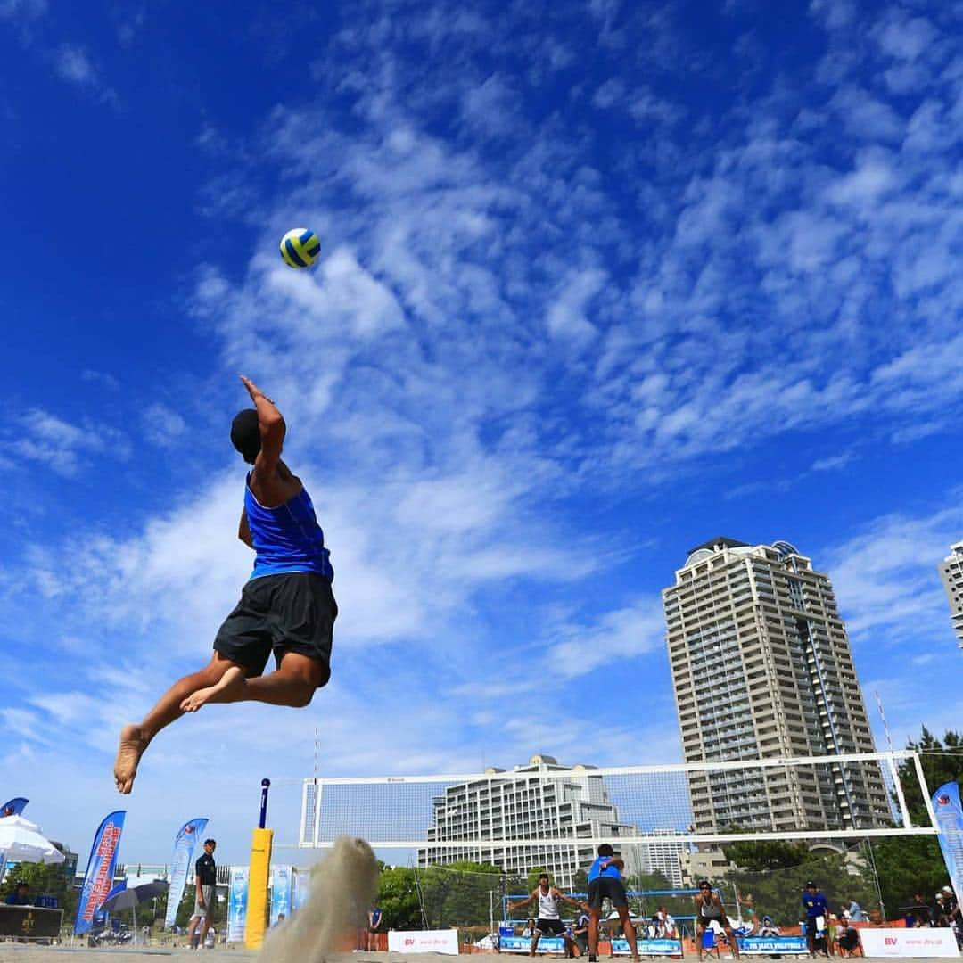 庄司憲右のインスタグラム：「Repost from @jva_beachvolley @TopRankRepost #TopRankRepost SHOTS OF THE DAY: 2017 TOKYO OPEN The Break Shot!! #NextGame #マイナビジャパンビーチバレーボールツアー2018 第2戦東京大会 #5/3-5 @東京都港区お台場海浜公園(ゆりかもめ🚃お台場海浜公園駅🚶‍♂️3分) 観戦料:5日のみ有料¥2,000( #チケットぴあ /前売り・当日共通) #beachvolleyball #JapanBVB #tokyo #odaiba #japan #japanesesports #beachsports」