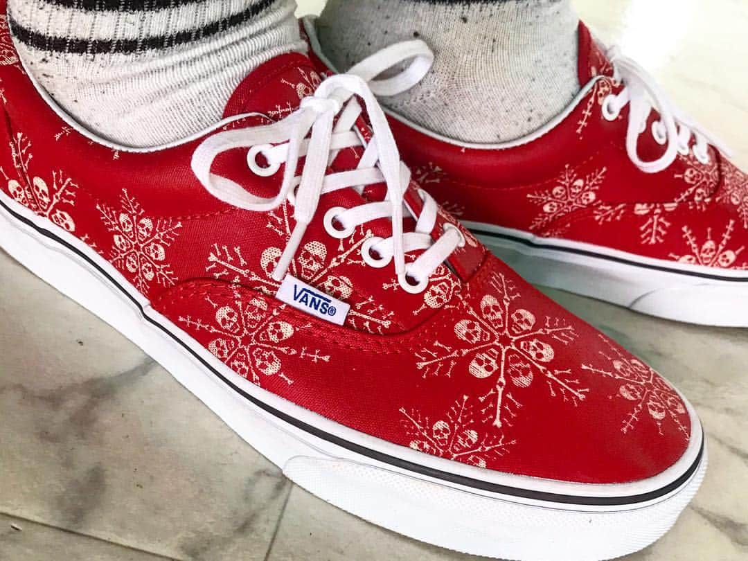 SHiNNOSUKEさんのインスタグラム写真 - (SHiNNOSUKEInstagram)「Era VAN DOREN Skull Snowflake/Vans  アメリカで$19だったからってことで、買ったまま放置されてたvan dorenのera！！ 最近、明るいカラーを身につけたくなりがち。  #vans #vandoren #kicksoftheday #kicks #バンズ #バンドーレン #スニーカー #red #赤」5月2日 11時41分 - shinnosuke_rookiez