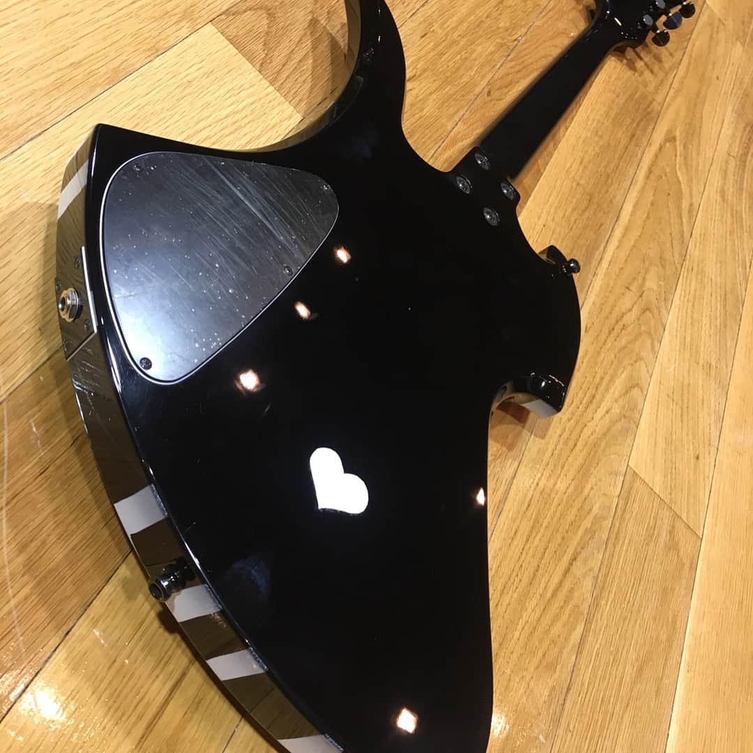 のインスタグラム：「今日はhideくんの命日ですね。ファンの皆さんと一緒に空を見上げます。‘さらば赤い髪のエイリアン 君の作ったロケットに 愛を込めて アディオス…アディオスアミーゴ…アディオス❤︎ #hide #hide20thmemorialproject #hotei #布袋寅泰 #モッキンバード #xjapan」