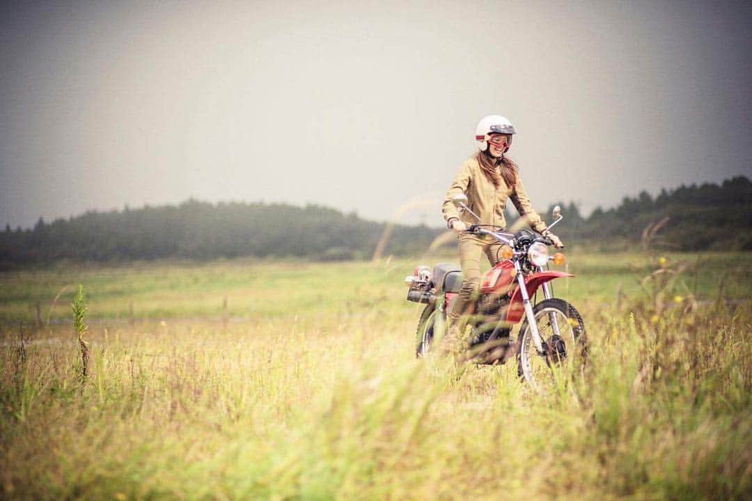 落合恭子のインスタグラム：「🌴 旅行に行きたい！ バイクに乗りたい！ クルマにも乗りたい！ . だって、わたしは ロードムービーが好き！ . I’d like to be a road tripper🚖🏍🚘 . Pics from #55mph Moto: @yamaha_bike Direction: @gigantjapan #moto #drive #tourist #freedom #instagood #oneday #Yamaha #xt #offroad #shooting #ヤマハ #欲望の爆発 #現実逃避  #写真整理 #楽しい撮影 #オープンカーにも乗りたい #助手席でなく」