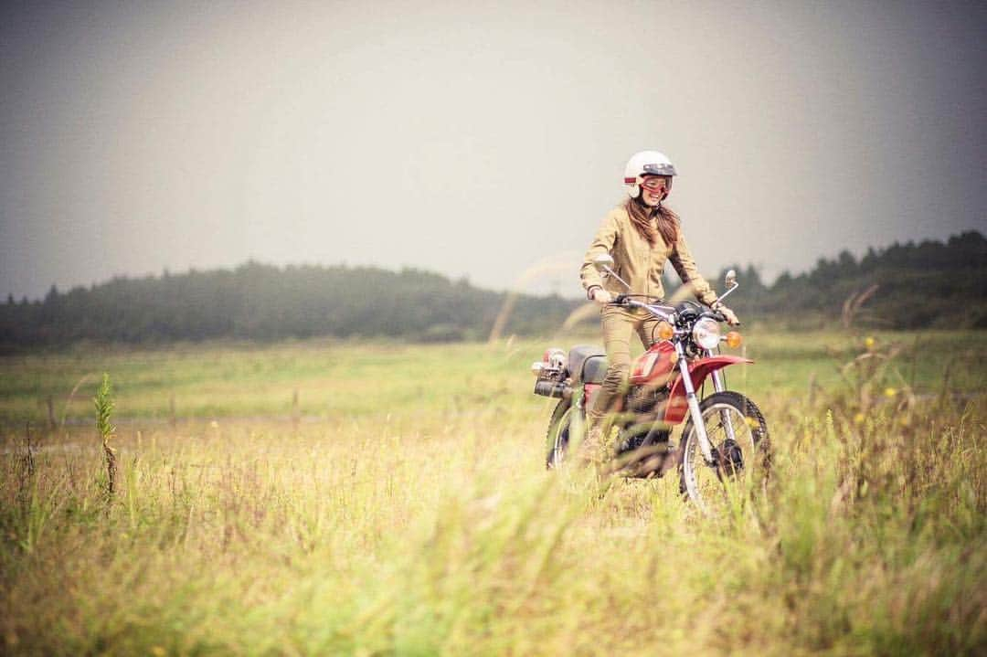 落合恭子さんのインスタグラム写真 - (落合恭子Instagram)「🌴 旅行に行きたい！ バイクに乗りたい！ クルマにも乗りたい！ . だって、わたしは ロードムービーが好き！ . I’d like to be a road tripper🚖🏍🚘 . Pics from #55mph Moto: @yamaha_bike Direction: @gigantjapan #moto #drive #tourist #freedom #instagood #oneday #Yamaha #xt #offroad #shooting #ヤマハ #欲望の爆発 #現実逃避  #写真整理 #楽しい撮影 #オープンカーにも乗りたい #助手席でなく」5月2日 12時11分 - kyokomarch5th