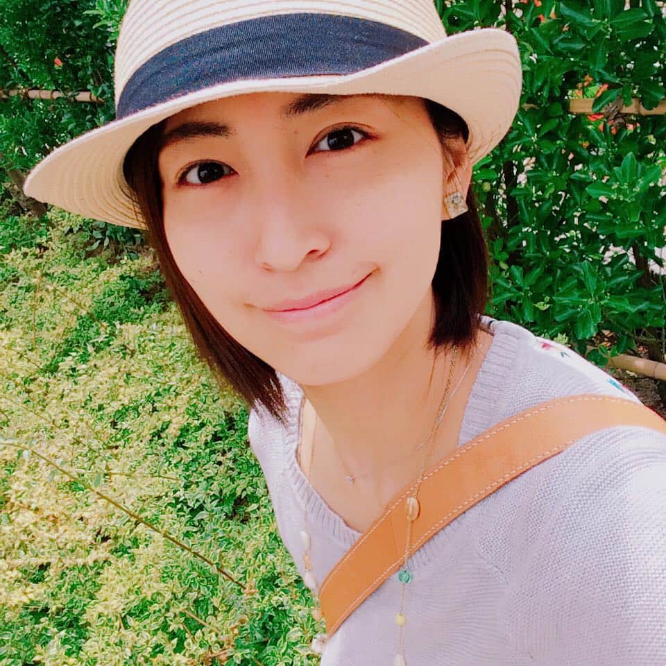 長谷部瞳のインスタグラム：「美容皮膚科通ってるからか最近肌の調子がいい💕 気軽でいい日はほぼすっぴん。 日焼け止めとお粉だけでだからめちゃくちゃ楽！ おかげで子供に頬ずりしても気にならないし✨ 基礎化粧品でのホームケアも引き続き頑張っていくけどね。  #すっぴん万歳 #楽になりました #手抜きとも言う #楽チン万歳 #紫外線対策は万全に #最近コンシーラーもしてない #東京ヒルズクリニック #紹介してくれたメイクさんに感謝 #別のメイクさんにもこの前肌褒められた♡」