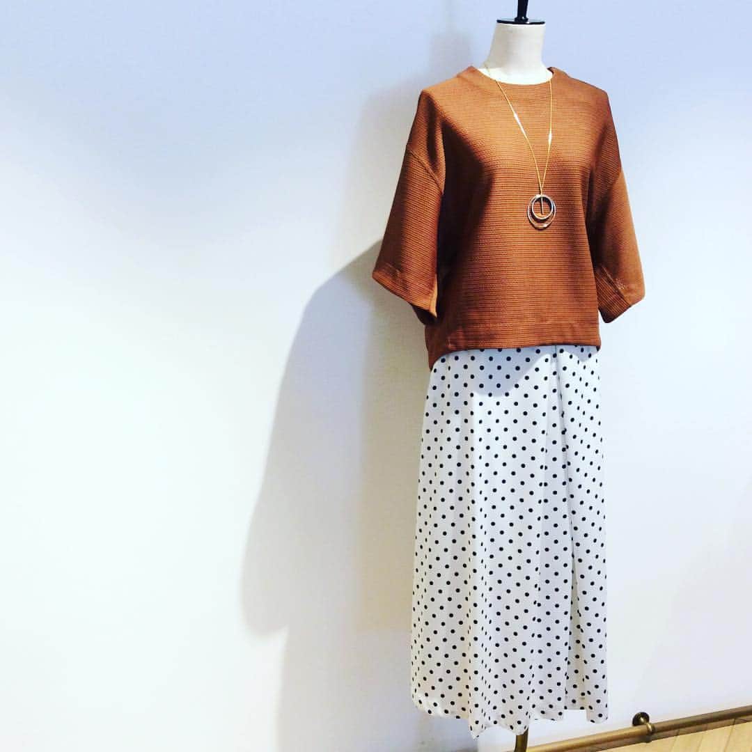 のインスタグラム：「* お洋服も気持ちもリラックスして * #summerfashion#brown#ブラウン#white#ホワイト#dot#ドット#outfit#ootd#relaxed#coordinate#コーデ#readytowear#madeinjapan#superiorcloset#daikanyama#代官山#tokyo#東京#japan#日本#fashion#ファッション#おしゃれ#elegant#lady#sophisticated#girl」