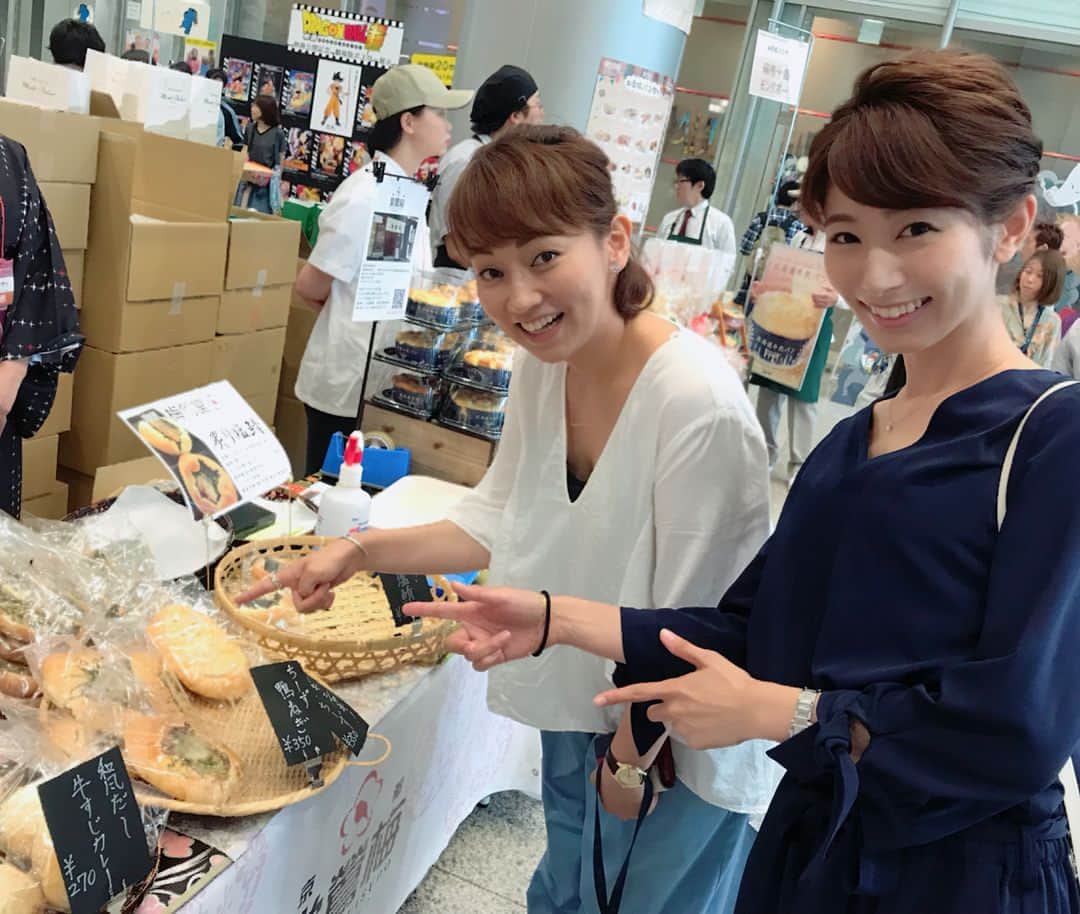 戸部洋子のインスタグラム：「本日よりお台場パン祭り開催❣ 🍞限定パンが初日即売り切れ🤣 すごい人気！！ 全国のパンや地元でしか買えないパンも売ってるそうな！  早速オンエア終わり朝一で買いに行く森本さやか姉さんと、山中章子嬢と、オンエア前の海老ちゃんと！ わーパン祭りー❤️1階のシアターモールと、エスカレーター上がって7階で開催してますよ❣️ 立本アナの表情！パンって人を幸せにしてくれるよねー😍 #️🥐 #お台場パン祭り#パン#森本さやか#山中章子#立本信吾#酒主義久#海老原優香#フジテレビ#アナウンサー#ママアナ#私は京都の塩鯖パンと鴨ネギパンとこしあんパンこうたった！！」