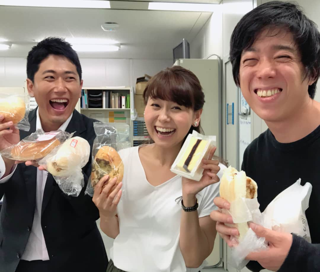 戸部洋子さんのインスタグラム写真 - (戸部洋子Instagram)「本日よりお台場パン祭り開催❣ 🍞限定パンが初日即売り切れ🤣 すごい人気！！ 全国のパンや地元でしか買えないパンも売ってるそうな！  早速オンエア終わり朝一で買いに行く森本さやか姉さんと、山中章子嬢と、オンエア前の海老ちゃんと！ わーパン祭りー❤️1階のシアターモールと、エスカレーター上がって7階で開催してますよ❣️ 立本アナの表情！パンって人を幸せにしてくれるよねー😍 #️🥐 #お台場パン祭り#パン#森本さやか#山中章子#立本信吾#酒主義久#海老原優香#フジテレビ#アナウンサー#ママアナ#私は京都の塩鯖パンと鴨ネギパンとこしあんパンこうたった！！」5月2日 13時38分 - tobe.yoko