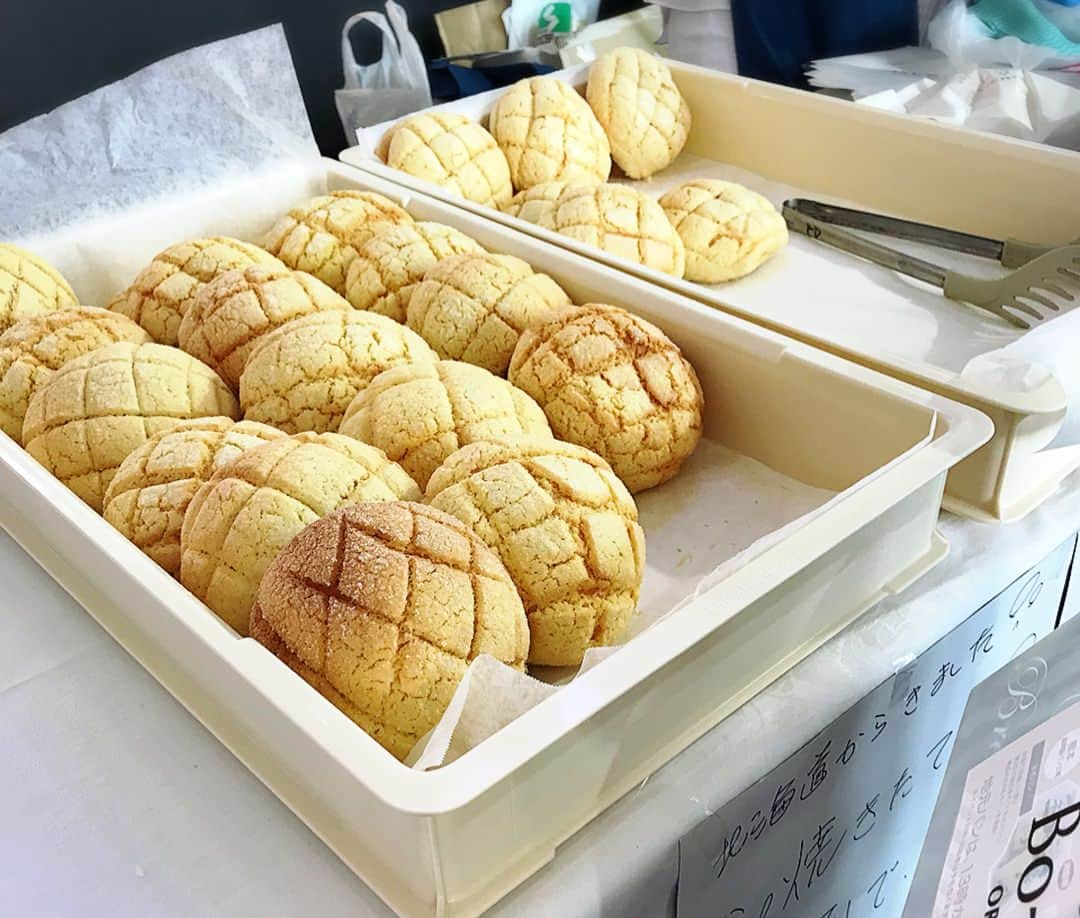 戸部洋子さんのインスタグラム写真 - (戸部洋子Instagram)「本日よりお台場パン祭り開催❣ 🍞限定パンが初日即売り切れ🤣 すごい人気！！ 全国のパンや地元でしか買えないパンも売ってるそうな！  早速オンエア終わり朝一で買いに行く森本さやか姉さんと、山中章子嬢と、オンエア前の海老ちゃんと！ わーパン祭りー❤️1階のシアターモールと、エスカレーター上がって7階で開催してますよ❣️ 立本アナの表情！パンって人を幸せにしてくれるよねー😍 #️🥐 #お台場パン祭り#パン#森本さやか#山中章子#立本信吾#酒主義久#海老原優香#フジテレビ#アナウンサー#ママアナ#私は京都の塩鯖パンと鴨ネギパンとこしあんパンこうたった！！」5月2日 13時38分 - tobe.yoko