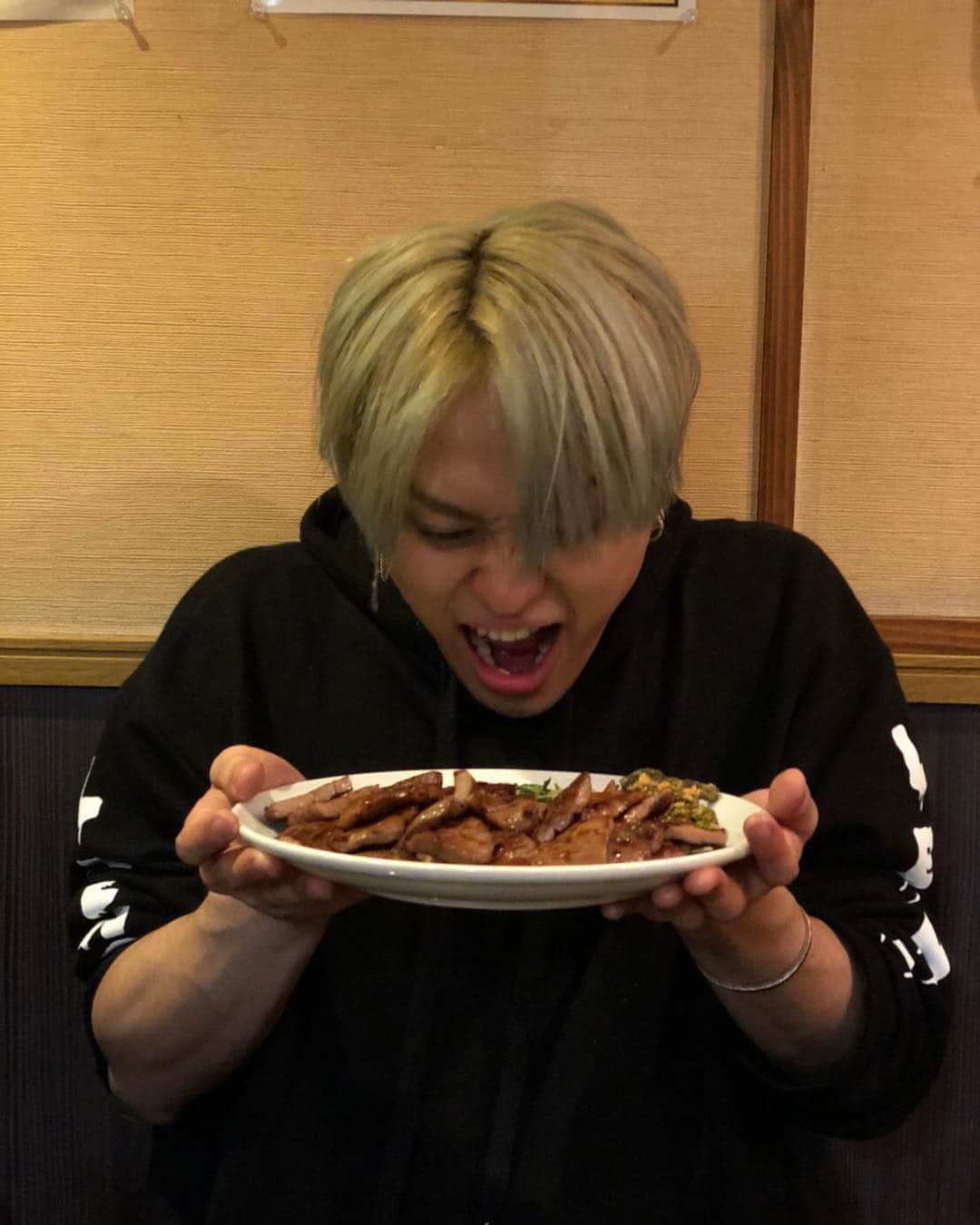 X4のインスタグラム：「JUKIYA 5/2はKODAIくんの誕生日！！🎂 今は仙台で牛タン食べてます！！ おめでとうございます🎊」