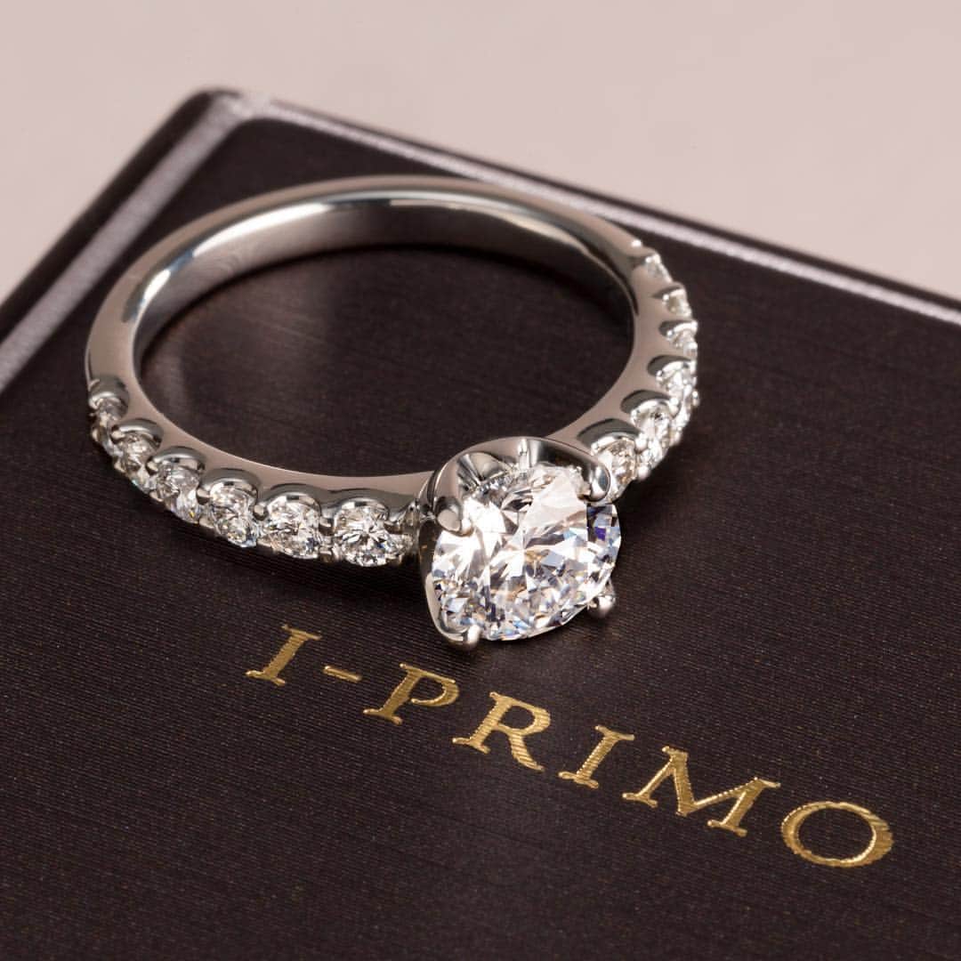 婚約・結婚指輪のI-PRIMO（アイプリモ）公式アカウントさんのインスタグラム写真 - (婚約・結婚指輪のI-PRIMO（アイプリモ）公式アカウントInstagram)「* きらめく星をイメージし、センターダイヤモンドの周りに大きめのメレダイヤを並べた、贅沢なリング。 おふたりが惹かれあい、これからの人生を一緒に歩む奇跡を美しくダイヤモンドリングと共に。 婚約指輪：ステラ #アイプリモ_ステラ * 【プロポーズフェア開催中🌹✨】 2018年4月21日(土)～6月30日(土)の期間中、婚約指輪をご購入の方へ限定デザインのリングボックスをプレゼント💍 お二人の思い出に残る素敵なプロポーズをお手伝いいたします。 * #iprimo #アイプリモ #婚約指輪 #結婚指輪 #ブライダルリング #エンゲージリング #マリッジリング #プレ花嫁 #結婚準備 #婚約 #結婚」5月2日 16時43分 - iprimo_official