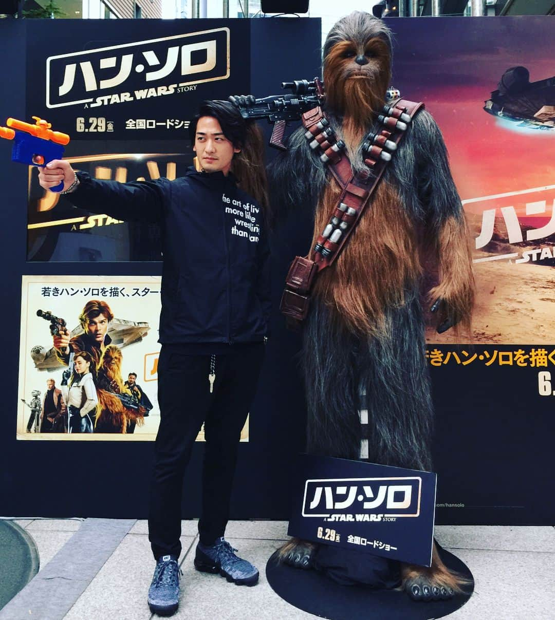 ダイキさんのインスタグラム写真 - (ダイキInstagram)「withチューバッカ #汐留にいるよ #STARWARS #ハンソロ #楽しみ」5月2日 16時52分 - daiki_sugiura0619