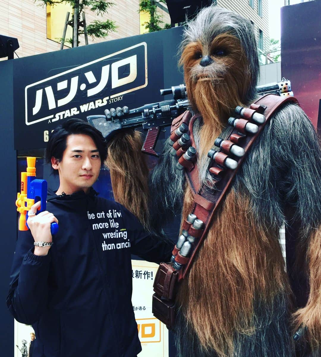 ダイキさんのインスタグラム写真 - (ダイキInstagram)「withチューバッカ #汐留にいるよ #STARWARS #ハンソロ #楽しみ」5月2日 16時52分 - daiki_sugiura0619