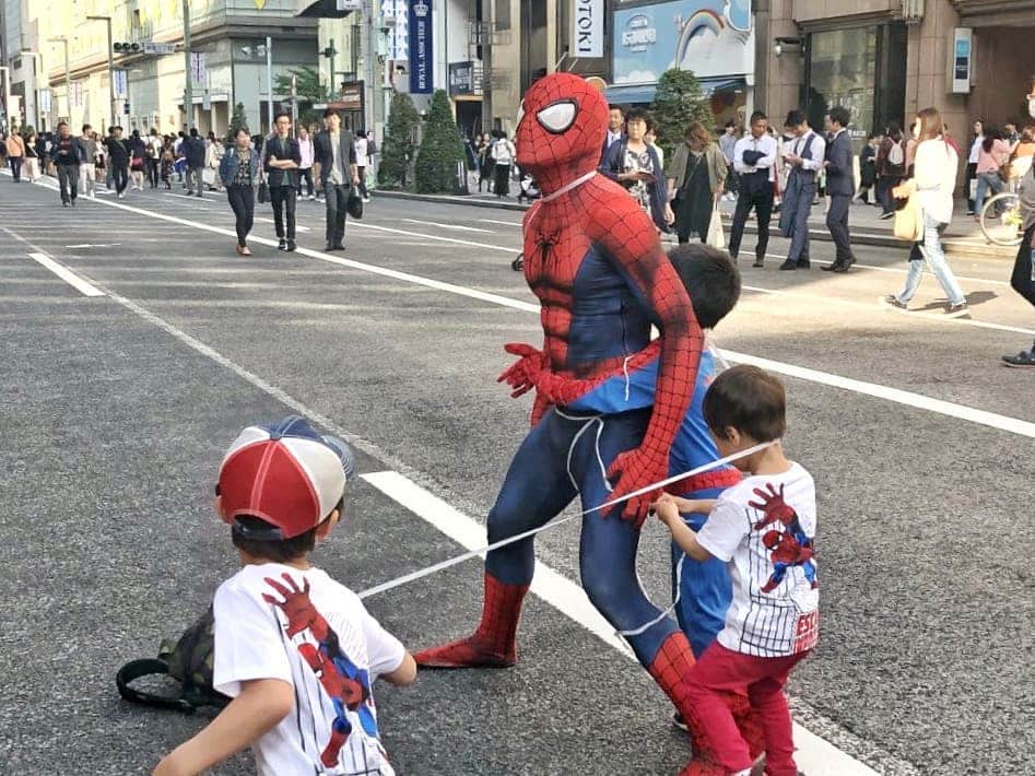 Japanese Spidermanのインスタグラム：「「やられるヒーロー」  よくある光景。 ヒーローも子供には勝てない。 というかこれくらいフレンドリーの方が子供たちも喜ぶ。  喜ばせて帰すのがヒーローの使命。  #週末ヒーロー#スパイダーマン#アベンジャーズ#spiderman #マーベル#銀座#ginza#子供#ヒーロー#マーベル#ユニバ#コスプレ #cosplay #ゴールデンウィーク#gw#仕事中#腹筋#風景」