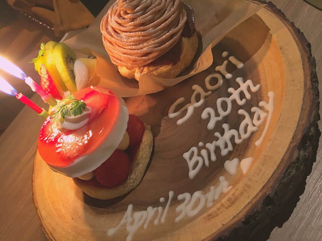 のインスタグラム：「・ さおりん20歳の誕生日サプライズ🤤❤️ プレゼント写真撮るの忘れたけど たくさんあげたら泣いとった❤️❤️笑笑 喜んでる顔見てわたしも幸せになった🌸🌸 ・ かわいい妹。いつも頼ってくれてありがとお。 なんかあるとすぐLINE飛ばしてくるとこ。 LINE.DM.twitter全部で会話することもあるレベル ・ 保育園からずーっと一緒(о´∀`о)♡ かわいい後輩ちゃんッッ😳💕💕 なんでも話せる素敵な存在。 これからもよろしくね(●´ω｀●)💕 だいすきだよ、マイシスター❤️❤️ ・ #saorin #20th #birthday #surprise #chateaubrian #KINGYO #cake #present #flowerbox #cute  #mysister #love #thanks #0430」