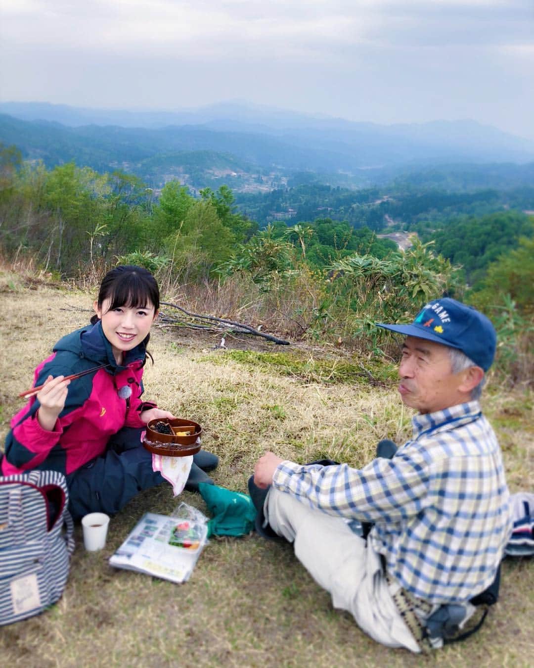 石橋里紗のインスタグラム：「標高およそ1000メートルの山頂で⛰ ガイドの小口さんと。 今朝家でそそくさと作った唐揚げ弁当を頂きました*❀٭ ･ 新潟の温泉地･松之山の、 あるブナ林でトレッキングロケへ ･ 美人林じゃありませんよ ･ ･ ･ きついのでは…と心配でしたが、 ブナ林には残雪もありひんやり！ 意外とほどよい距離でした ･ ･ 少しずつ立ち止まり 自然の癒しと奥深さを体感してきました🧘‍♀️ ･ 放送は来週のスーパーJにいがたで❀✿ ･ #トレッキング #松之山 #大厳寺高原 #ブナ林 #残雪 #新潟 #アナウンサー #スーパーJにいがた」