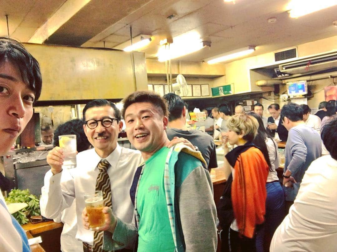 高倉陵さんのインスタグラム写真 - (高倉陵Instagram)「渋谷の立ち飲み屋富士屋にて。 ジョニ男さんと元とりたくちゃんと。 素敵な夜でした。 #三拍子#三拍子高倉#高倉陵#ジョニ男#comedian#渋谷#shibuya#立ち飲み屋#富士屋#大衆酒場#ママチェック#オイルショック#送迎会#とりたくちゃん#最高の夜」5月2日 17時16分 - takakulife