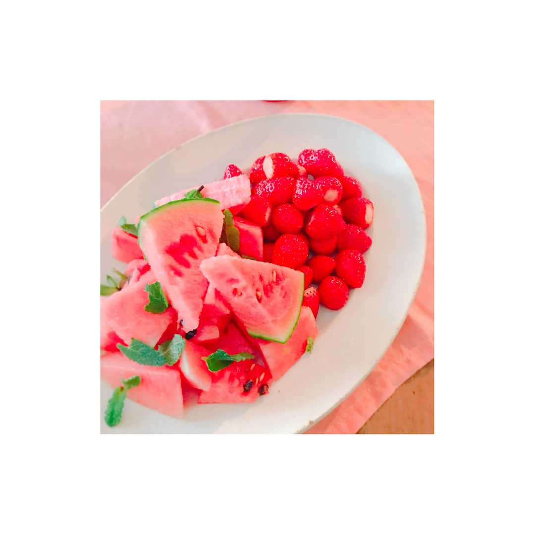 トリンドル玲奈さんのインスタグラム写真 - (トリンドル玲奈Instagram)「友達と♡ 妹と♡ スイカな日々🍉  ミントと食べるとおいしいんだよ!と教わったので 皆もぜひ☺︎」5月2日 17時34分 - toritori0123