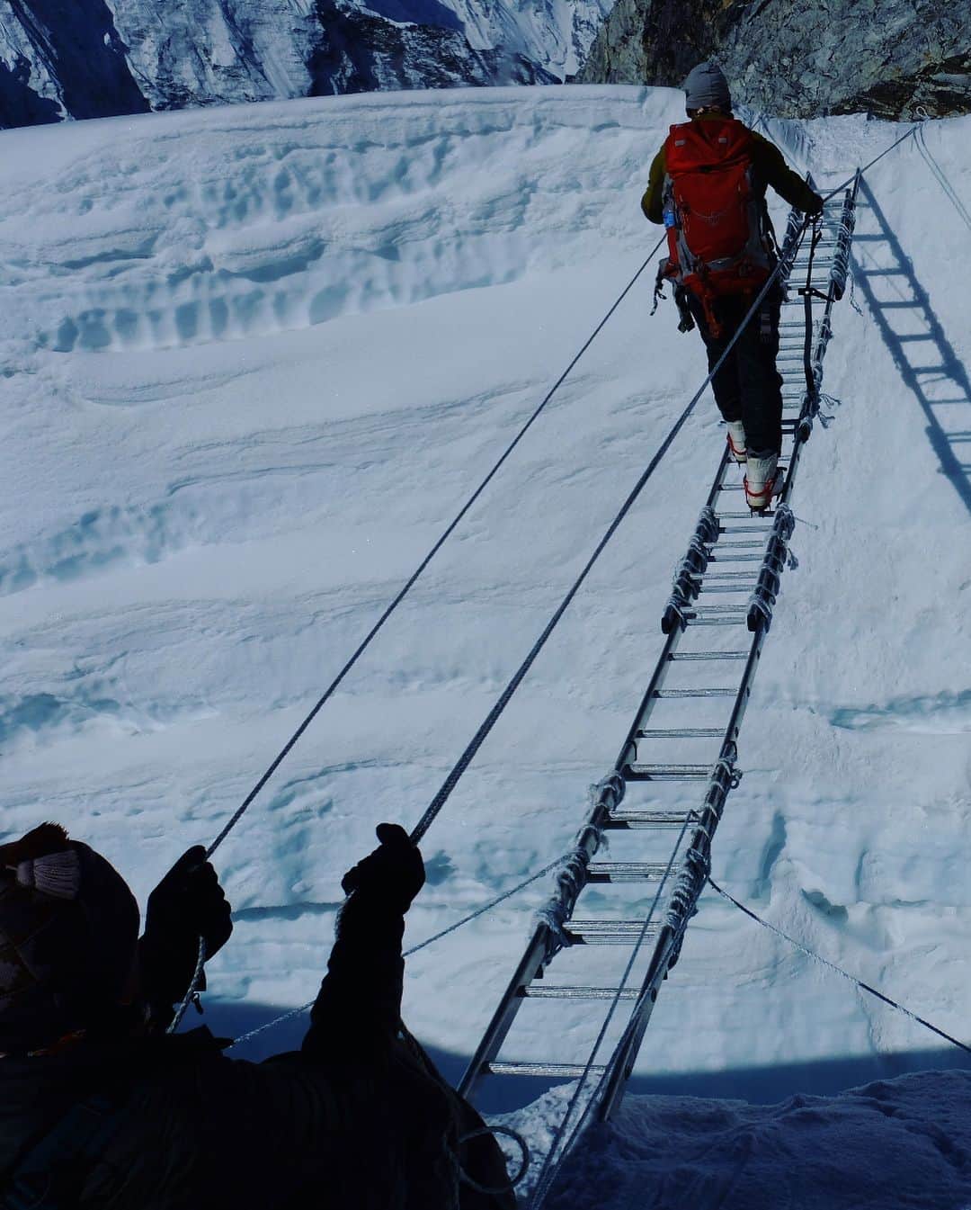 野口健さんのインスタグラム写真 - (野口健Instagram)「ハシゴは登るもので渡るものではない。使い方を間違えている。けれどこの方法しかない…」5月2日 18時20分 - noguchiken8848