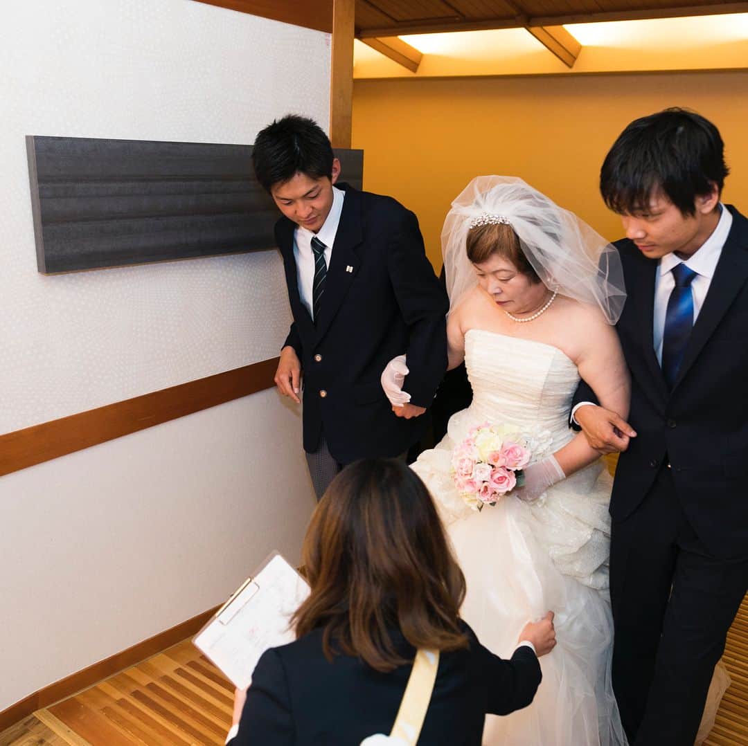 DEFanniversaryのインスタグラム：「今回の御依頼は群馬県のある一家のお孫さんから。 . 金婚式に家族みんなで伊豆の温泉旅行に行く事が 決まっていたご家族。 . 依頼者のお孫さんと話し合い、その旅行中に、 ｢サプライズ金婚式｣を行うことにしました。 ∞∞∞∞∞∞∞∞∞∞∞∞∞∞∞∞∞∞∞∞ 👼『#DEF花嫁』のハッシュタグをつけて あなたの素敵な結婚式写真をUPして下さい💛 · 「DEFウェディング」のサイトに 卒業花嫁の記事として掲載されちゃうかも✎*。 · ∞∞∞∞∞∞∞∞∞∞∞∞∞∞∞∞∞∞∞∞ · 結婚式したい！サプライズしたい！ けど内容は未定···でもOK👌☆*: お気軽にLINEください📱💭💕 公式LINE☞@dzd0348z · ∞∞∞∞∞∞∞∞∞∞∞∞∞∞∞∞∞∞∞∞ · みなさまからのいいね！や コメントをお待ちしています✨ DEFウェディング一同より · ∞∞∞∞∞∞∞∞∞∞∞∞∞∞∞∞∞∞∞∞ #DEFウェディング #defanniversary #DEFウエディング #デフアニバーサリー #結婚式 #ウェディング #ウエディング #wedding #ウェディングアイテム #卒花 #プレ花嫁 #花嫁 #日本中のプレ花嫁さんと繋がりたい #全国のプレ花嫁さんと繋がりたい #結婚式準備中 #結婚式準備 #結婚式diy #ウェディングdiy #ウェディングプランナー #ウェディングプロデュース #ウェディングドレス　#結婚式演出 #結婚式場 #結婚式場探し #結婚式場選び #結婚式場見学#金婚式#銀婚式」