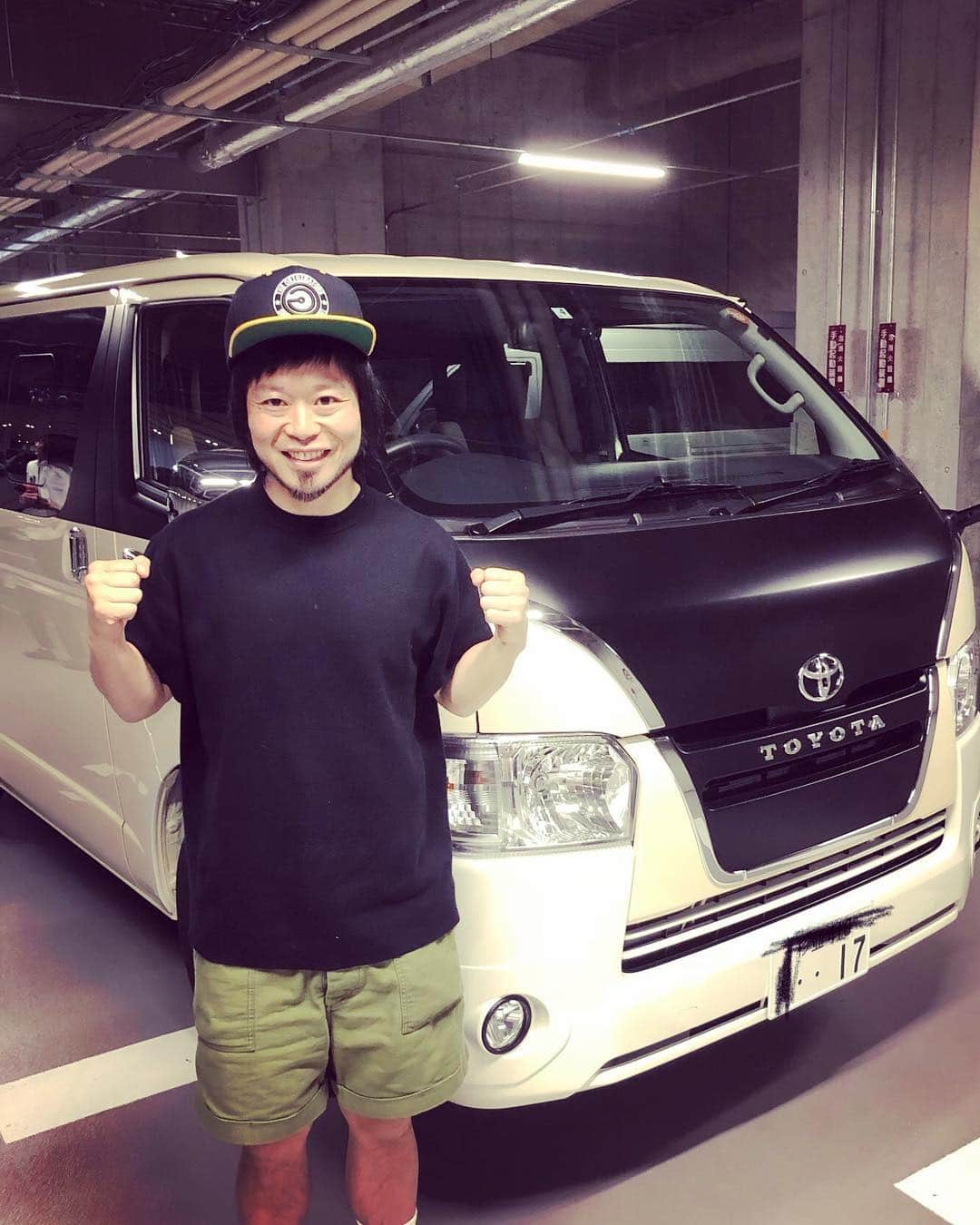 上中丈弥さんのインスタグラム写真 - (上中丈弥Instagram)「リラクベース納車😋 ツアーもハイエース、プライベートもハイエース！ハイエース50周年おめでとう！イナズマ戦隊20周年おめでとう！リラクベース最高😋 40代はリラクベースと共に歩みます⚡️ #イナズマ戦隊 #イナ戦 #リラクベース」5月2日 20時29分 - jyouya