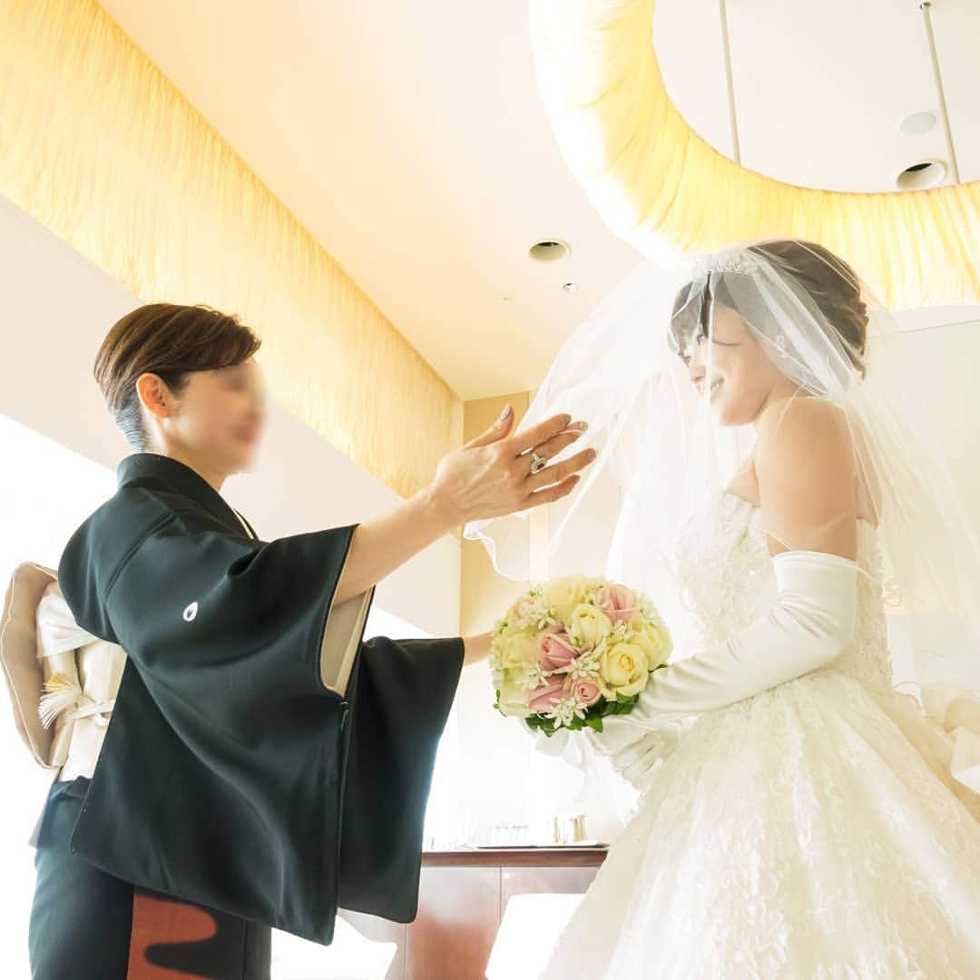 佐藤実絵子さんのインスタグラム写真 - (佐藤実絵子Instagram)「GWなので(？)趣向を変えて結婚式の写真です✨ カメラマンさんから素敵なお写真が届きましたー！！！ * お友達とも、すでに懐かしいよね😳😳と話していて、時間の経過にびっくり！ * #ヒルトン名古屋 の天空のチャペルは本当に本当に素敵でした。 バージンロードは母と歩きましたが、結婚式最初から最後まで、私より泣いてたお母さん☺️ * #実絵子の結婚式」5月2日 22時18分 - mieppp624
