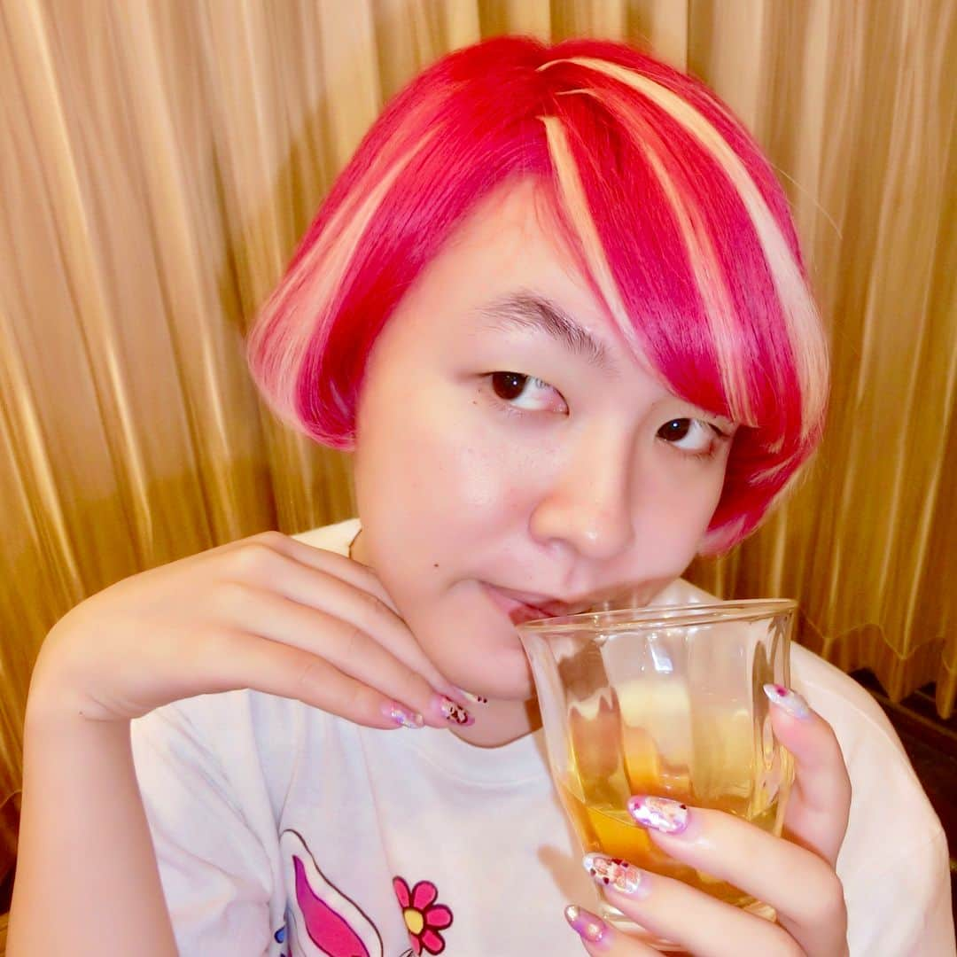 ぺえさんのインスタグラム写真 - (ぺえInstagram)「グリーンティーを飲むデザイナー #イメチェンしました#ちょっとね #ブロンドメッシュ入れてみた #ファッションデザイナー感でた #新ブランドShinPeimatsuDa #略してSPD#独創的なデザイン #コンセプトは己を超えろ #型破りな生き方であれ#ぺえ  #ライバルはMICHIKOLONDON #今季は初のドッグウェアもプロデュース #そんなことより髪の毛染めました @hairsalon_lapis_official」5月2日 21時39分 - peey