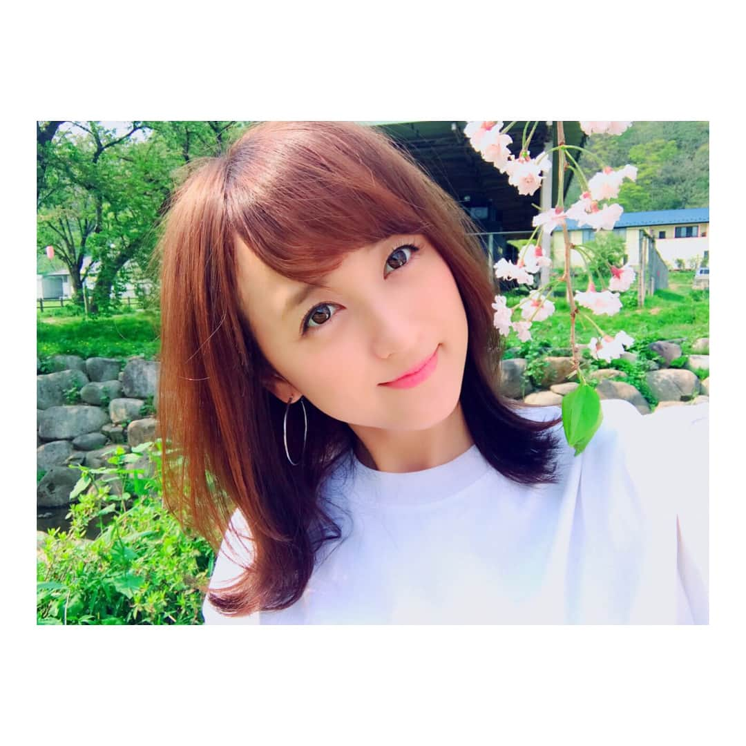 小松彩夏さんのインスタグラム写真 - (小松彩夏Instagram)「昨日は天気がよかったので仲良しメンバーでドライブがてらピクニックへ♪ . シートを広げてご飯を食べて、ゴロゴロ♡ . ゴロゴロした後はバトミントン♪ . ちょっとだけど桜も残ってました♡ . いい休日(●ˊᵕˋ●) . 皆さんも素敵なGWを...★ . #ピクニック #新緑 #桜 #お花見 #🌸 #GW #ゴールデンウィーク #休日 #ドライブ #バトミントン #follow #instagood #小松彩夏 #502」5月2日 21時47分 - official_ayaka_502