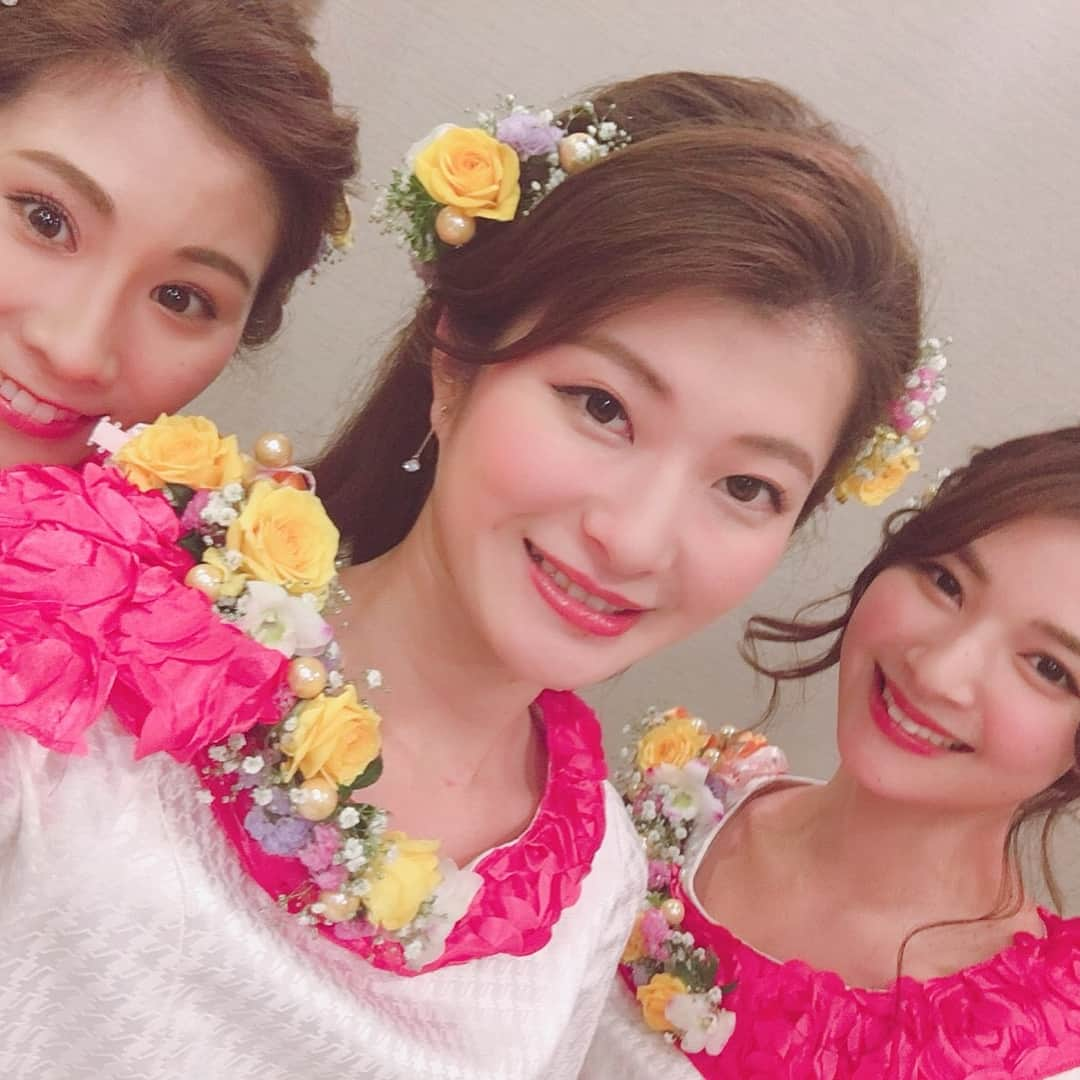 花田茉子のインスタグラム：「今日は、フラワークイーンの前夜祭でした😆💕 久々に3人集まりました！ほんと、たのしいー😊✨ ・ ・ ・ そしてそして本年度のフラワークイーンさんにもやっと会えました！みんな、ほんとかわいいい！制服のイメージピッタリです😍💕 ・ ・ フラワーフェスティバル。明日から3日間始まります！ 私は花車スタートです😆💕11時すぎくらいから、いるはず！ みんなきてね💕 ・ ・ ・ #フラワーフェスティバル #フラワークイーン #FF#生花#ヘアアレンジ#hairstyle #フラワーアレンジメント#fiower #pink#前夜祭#フェス」