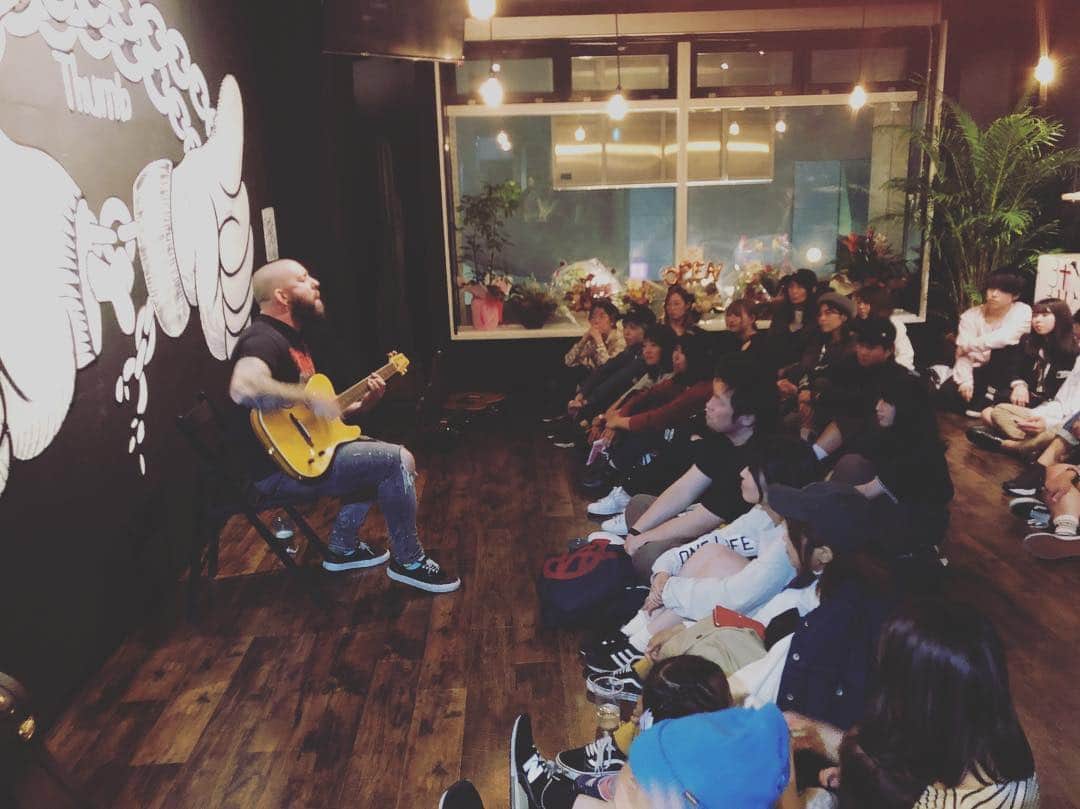 Adamのインスタグラム：「今夜は @herovox の新しいお店 ThumbでSwanky DankとNothing To Declareとライブしてきた。本当にすごい楽しかった夜だった！日立に来る人はみんなThumb遊びに行け！ #joyopposites #shadows #swankydank #nothingtodeclare #日立」