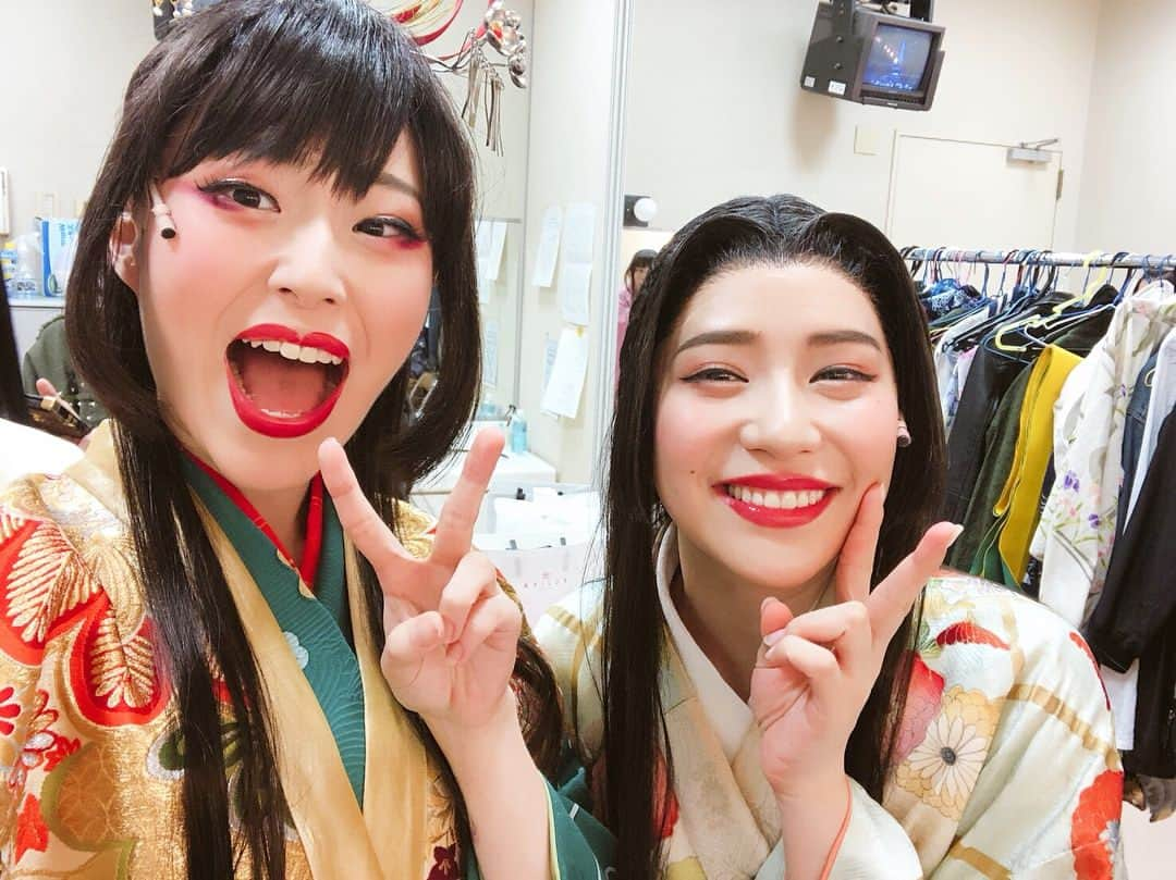 河西智美さんのインスタグラム写真 - (河西智美Instagram)「舞台、 🌸華〜散り際までも美しく〜🌸 無事に千秋楽を迎えました！ . こんなに熱いカンパニーはそう出会えない！と思います😌 みんなとの出会いに心から感謝🙏 . まだまだ未熟だからこそ もっともっと成長したいからこそ クソー😤😣😫😆🤯😡‼️って みんなから出るエネルギー💫 . 忘れてはいけないものを 改めて教えてもらえた 1カ月でした😌🙏🌸 . . まだまだまだまだ これから！ここから！ もっともっと成長して もっともっと高みを目指していきます‼️ . . 笑って泣いて支えあった 16人のカンパニー💓 . 16人。 私には考え深い人数💚 . うん。 16人が1つになった時、 やっぱり鳥肌が立つくらい気持ちよい瞬間でした😌❤️ . . まだつい何かのキーワードをきっかけに おねのセリフが頭をめぐるし、 気付くと口ずさんでる歌がありますが、 そんなこと言ってる場合じゃないぜー‼️‼️‼️ おね様から一変して 小学生の女の子になり 譜面とにらめっこする毎日です🐝 歴史言葉からいきなり 英語、スペルに切り替えるのは 正直驚くほど難しくて 普通の言葉が逆に難しく感じてしまうけど 幕開けは待ってはくれない🐝 ここは振り幅を武器にしてきた自分の 頑張りどころです👧🏻💓 期待を裏切らないオリーブちゃんで 23日〜会いましょう👧🏻💓 . うん。…やればできる子😭😭😭 . . . #華#SET華#北政所#おね #スペリングビー#ミュージカル」5月2日 22時49分 - chiyu3u