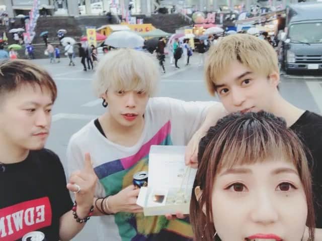 名倉かおりのインスタグラム：「この動画好きだわ〜🤣🎊🎊 トリコロールランドin日産スタジアム 雨の中、フリーライブ最高でした！！というか雨の中くいてくれた皆さん本当に本当にありがとうございました💗 初見でCD買ってくれた方もいて、また嬉しい1日でしたっ💗 5/5は地元名古屋ライブー！！ サーキットイベントだからこりゃ暴れるしかないわ🌈19:20頃から出演なのでお近くの方はぜひっ⭐️ セットリストも攻め攻めでいきます！！🤩🎊 #日産スタジアム #名倉かおり  #チューイングハイ #ちゅーいんぐはい #チューハイ #ちゅーはい #chewinghigh #cwh #トリコロールランド #やっぱり雨女 #私 #band #music #rock #rainyday #japan #オン眉 #色抜けて #いつの間にか #グラデーションカラー  #屋台 #大好き #食べ歩き #地元 #名古屋 #ライブ #GW #live」