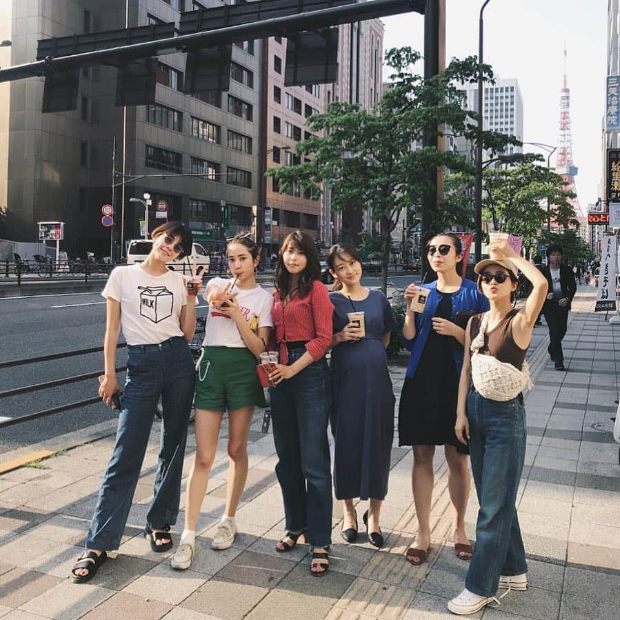 猪鼻ちひろのインスタグラム：「6人と見せかけて7人👶🏻🕊 (後ろの男性ではない) 気づいたら10時間くらい話し続けてた とっても愉快な仲間たち♡ #mellows 「#靴紐結びな待ってるよ〜」#って言ってくれる #天使たち👼🏻笑 #靴紐 #めんどくさがるな！#おか恵利沙」