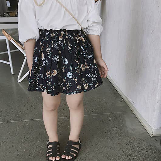 OmoteUraのインスタグラム：「. . flower print skirt💐¥2000 . . . . #韓国#韓国子供服#子供服#韓国通販 #子供#こども#キッズ#女の子 #キッズ服#子ども服#親子#親子コーデ#fashion#kids#kidsfashion #dailylook#code#codenate #korea#korean#koreanfashion #koreangirl#koreankidsfashion #한국#한국아동복#아이린#어린이」