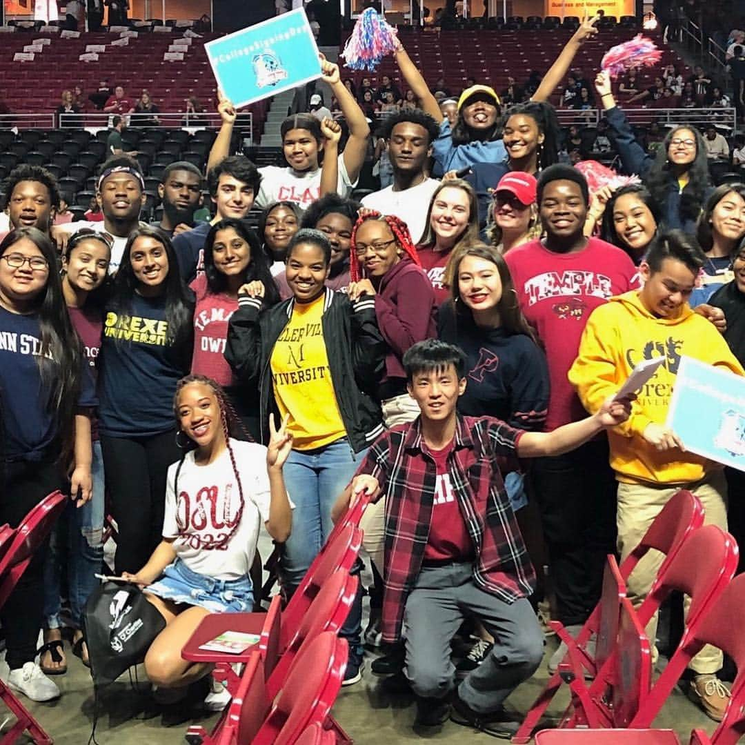 ミシェル・オバマさんのインスタグラム写真 - (ミシェル・オバマInstagram)「Happy College Signing Day!#BetterMakeRoom for the Class of 2022! 🙌🏾」5月3日 2時00分 - michelleobama